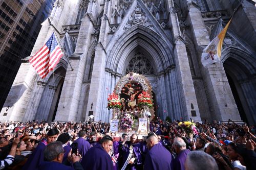 Ciudadanos peruanos  realizan  procesión del Señor de los Milagros por las calles de New York