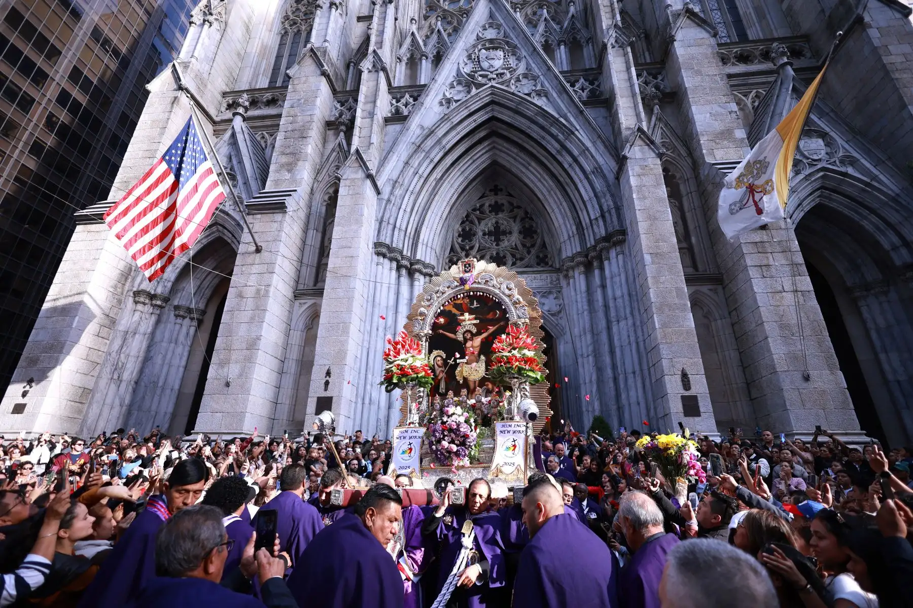 Ciudadanos peruanos quienes representan a la Hermandad Señor de los Milagros Inc. Saint Patrick