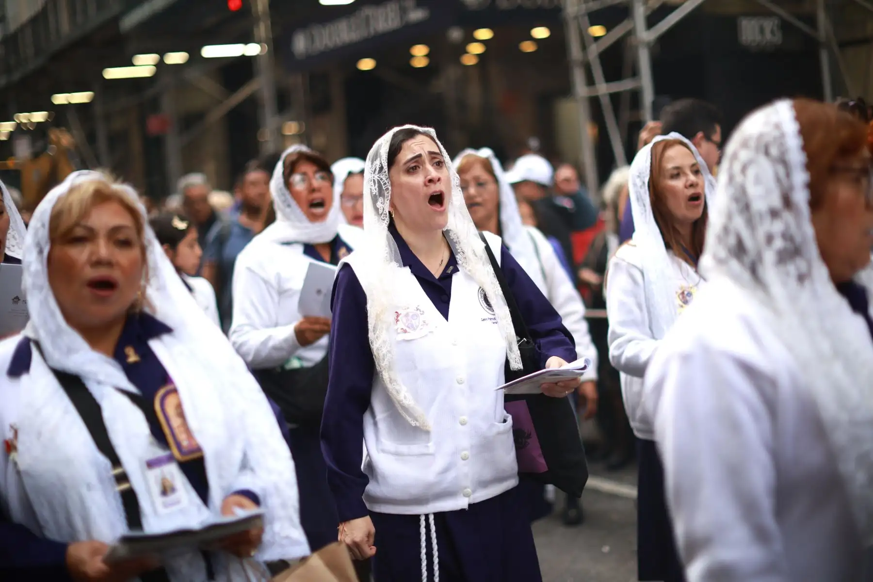 Ciudadanos peruanos quienes representan a la Hermandad Señor de los Milagros Inc. Saint Patrick