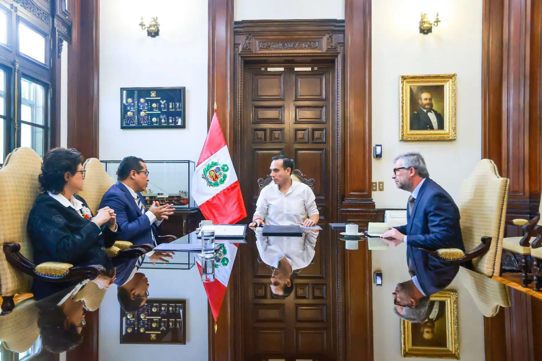 El presidente de la república, José Jerí Oré, sostuvo una reunión con los titulares de los organismos electorales: Roberto Burneo, presidente Jurado Nacional de Elecciones, Piero Corvetto, jefe de la 
ONPE y Carmen Velarde, jefa del Reniec.
Foto: ANDINA/Prensa Presidencia