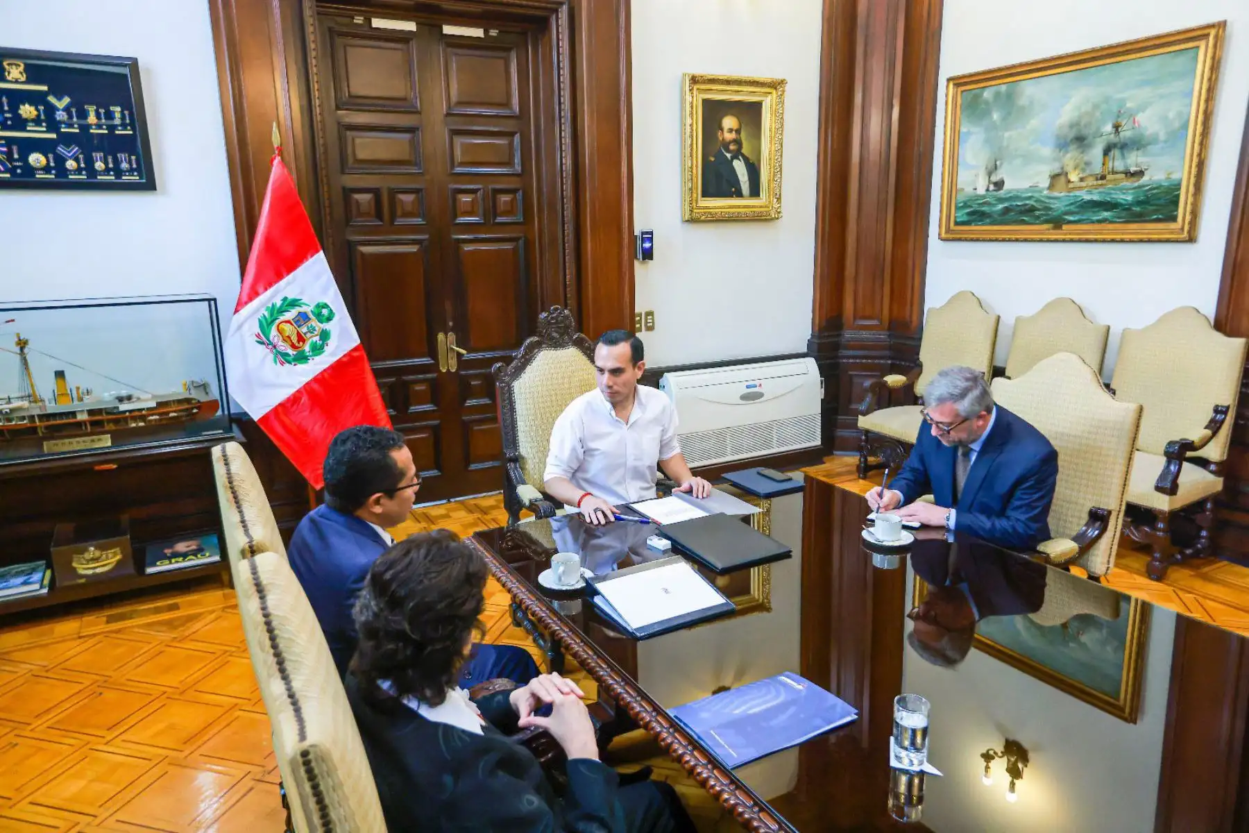 El presidente de la república, José Jerí Oré, sostuvo una reunión con los titulares de los organismos electorales: Roberto Burneo, presidente Jurado Nacional de Elecciones, Piero Corvetto, jefe de la 
ONPE y Carmen Velarde, jefa del Reniec.
Foto: ANDINA/Prensa Presidencia