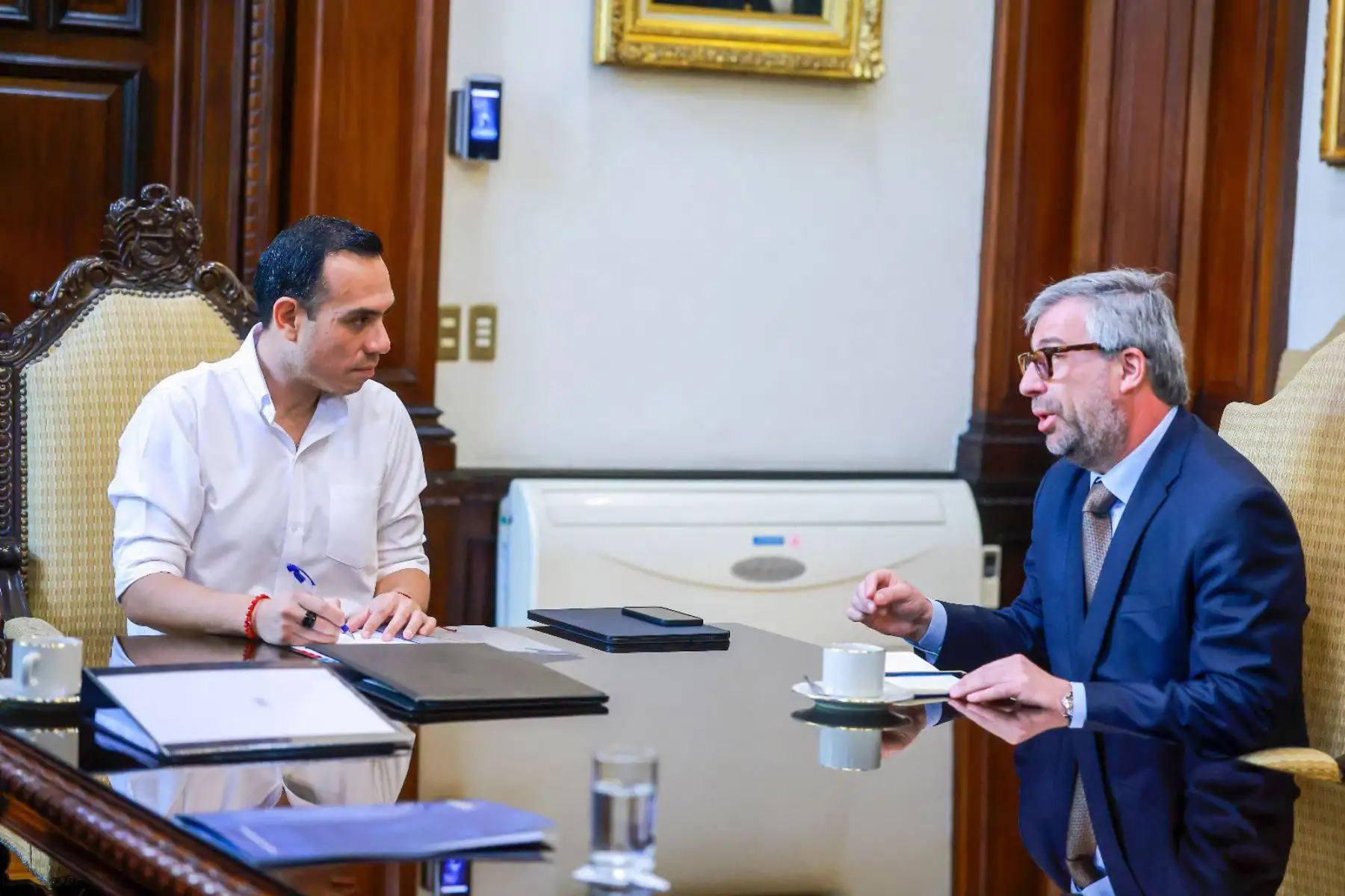 El presidente de la república, José Jerí Oré, sostuvo una reunión con los titulares de los organismos electorales: Roberto Burneo, presidente Jurado Nacional de Elecciones, Piero Corvetto, jefe de la 
ONPE y Carmen Velarde, jefa del Reniec.
Foto: ANDINA/Prensa Presidencia