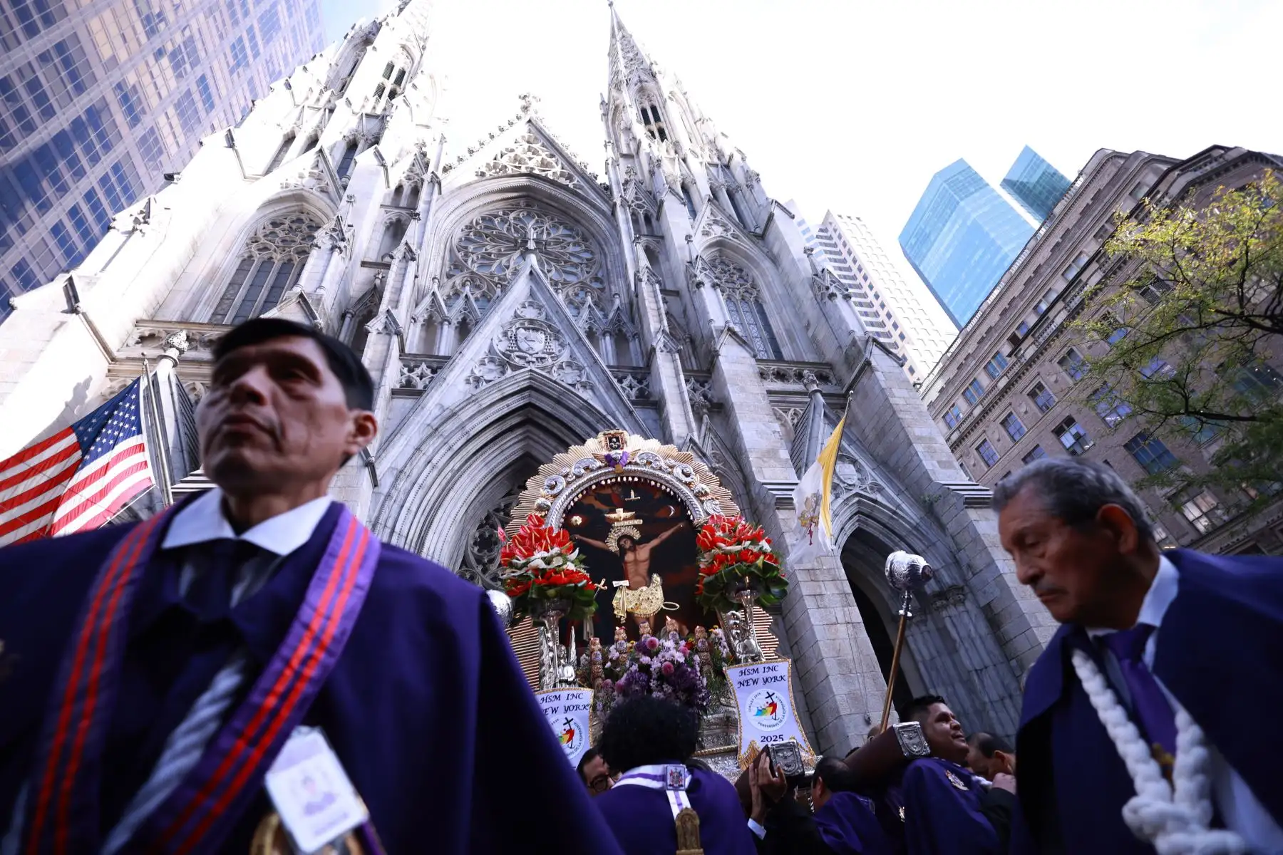 Ciudadanos peruanos quienes representan a la Hermandad Señor de los Milagros Inc. Saint Patrick