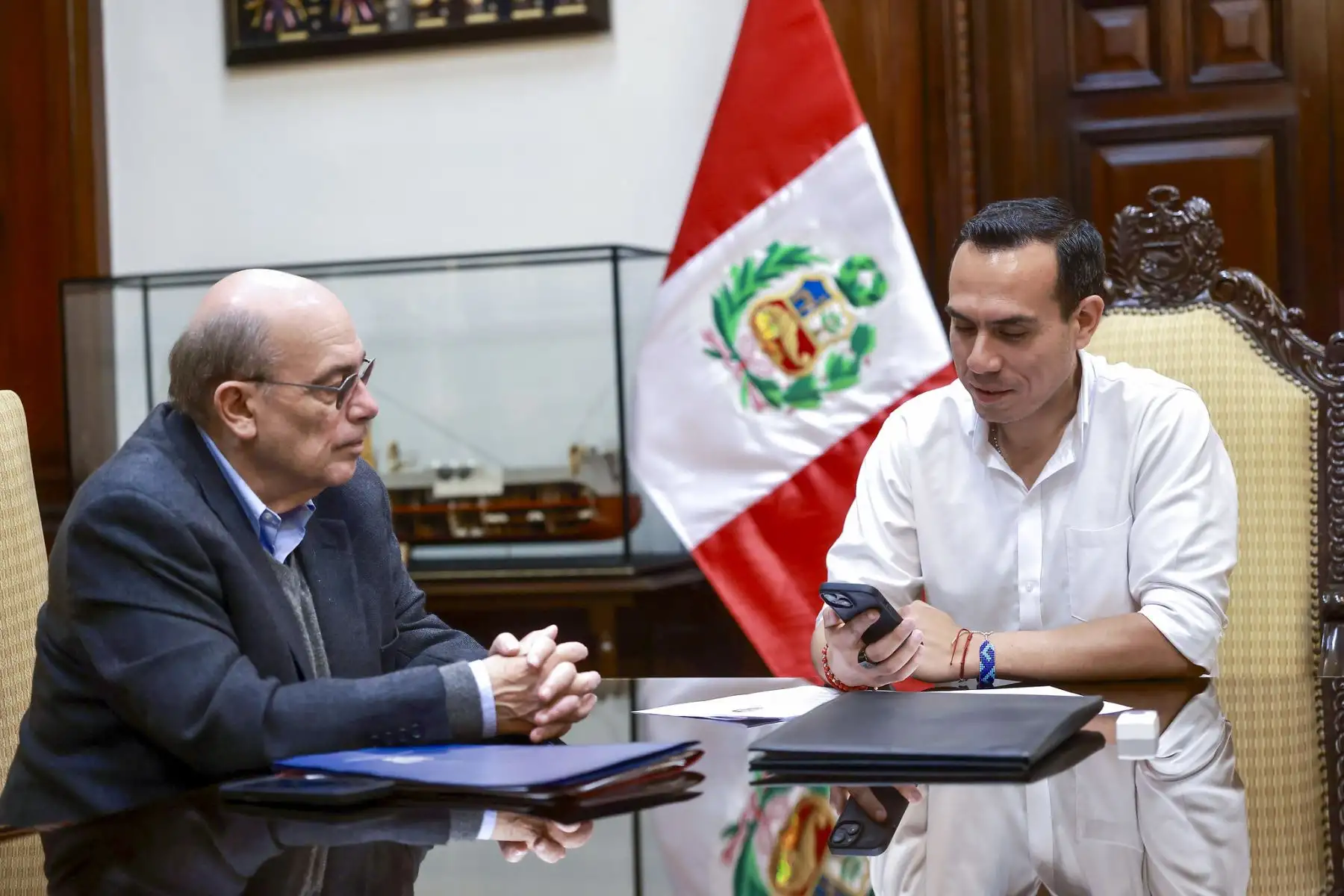 El presidente José Jerí Oré felicitó por teléfono al presidente electo de Bolivia, Rodrigo Paz Pereira, por su victoria en la segunda vuelta electoral.
Foto: ANDINA/Prensa Presidencia