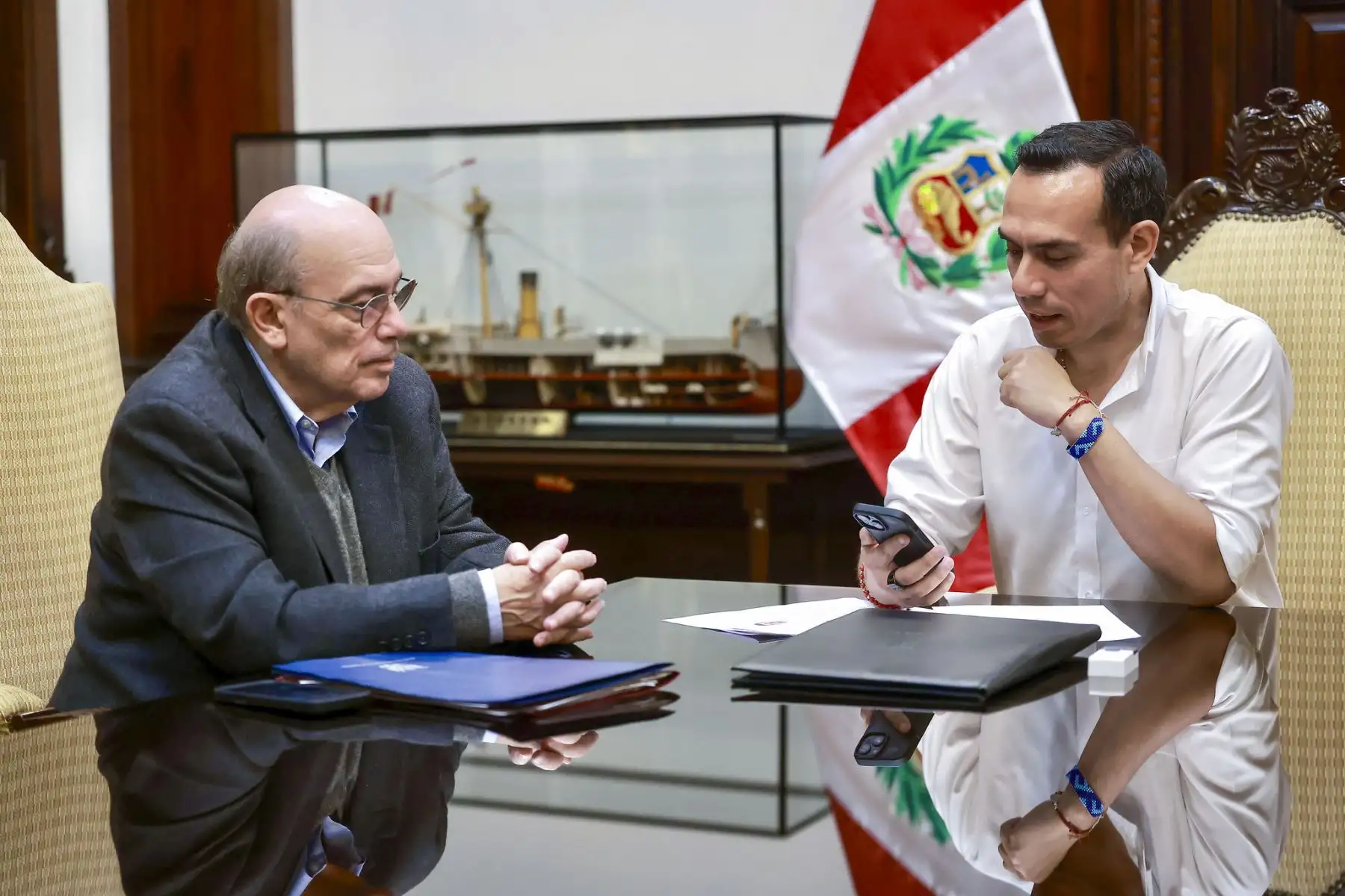 El presidente José Jerí Oré felicitó por teléfono al presidente electo de Bolivia, Rodrigo Paz Pereira, por su victoria en la segunda vuelta electoral.
Foto: ANDINA/Prensa Presidencia