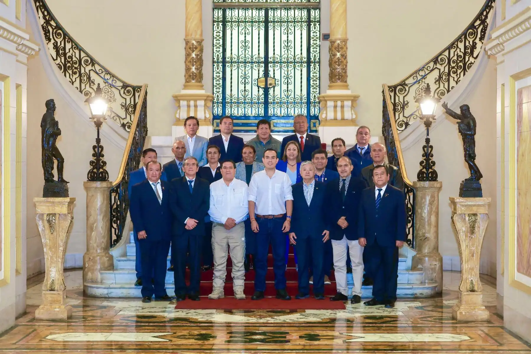 El presidente de la república, José Jerí Oré, se reunió con los exmiembros del GEIN, liderados por el general (r) Marco Miyashiro, junto al ministro del Interior, Vicente Tiburcio, para recoger sus propuestas y aportes en la lucha contra la criminalidad. Foto: ANDINA/ Prensa Presidencia