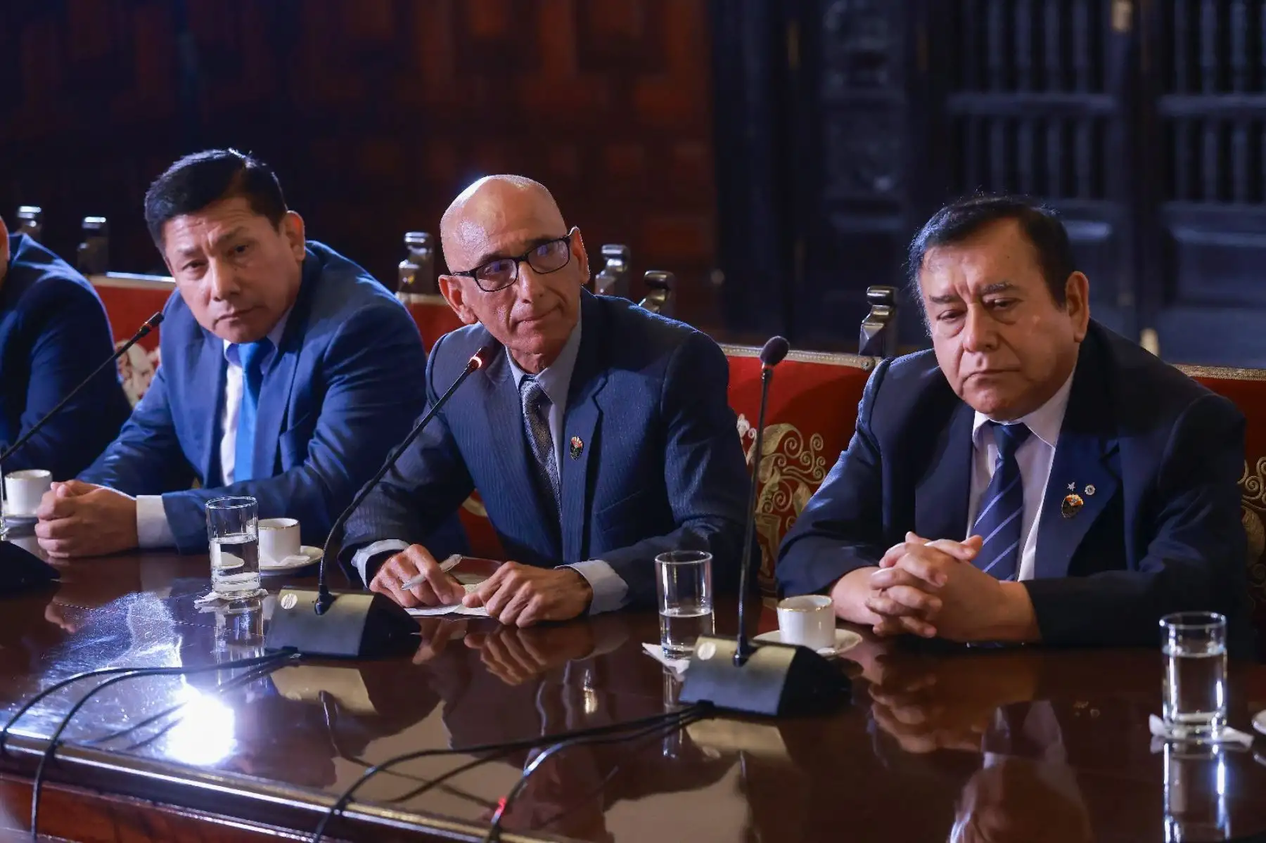 El presidente de la república, José Jerí Oré, se reunió con los exmiembros del GEIN, liderados por el general (r) Marco Miyashiro, junto al ministro del Interior, Vicente Tiburcio, para recoger sus propuestas y aportes en la lucha contra la criminalidad. Foto: ANDINA/ Prensa Presidencia