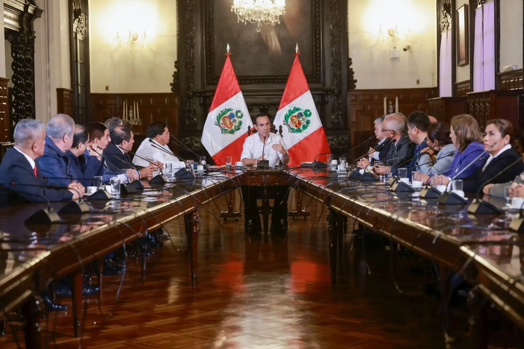 El presidente de la república, José Jerí Oré, se reunió con los exmiembros del GEIN, liderados por el general (r) Marco Miyashiro, junto al ministro del Interior, Vicente Tiburcio, para recoger sus propuestas y aportes en la lucha contra la criminalidad. Foto: ANDINA/ Prensa Presidencia