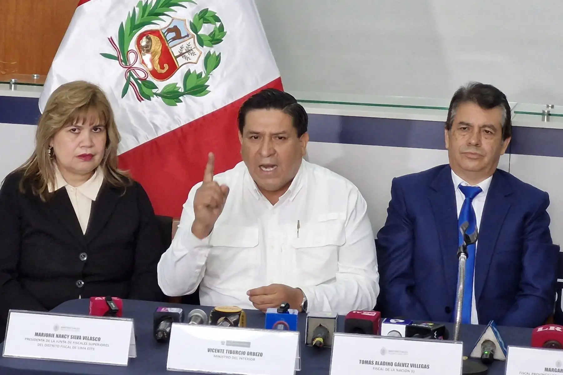 El Fiscal de la Nación (i), Tomás Gálvez Villegas, y el ministro del Interior, Vicente Tiburcio Orbezo, brindan su respaldo al desempeño y valentía de la fiscal provincial Margarita Haro Pinto, de la Primera Fiscalía Provincial Penal Corporativa de San Juan de Lurigancho-Zona Media (Primer Despacho), quien denunció públicamente los actos de extorsión de los que es víctima por investigar a redes criminales en San Juan de Lurigancho. Foto: ANDINA/Jhonel Rodríguez Robles