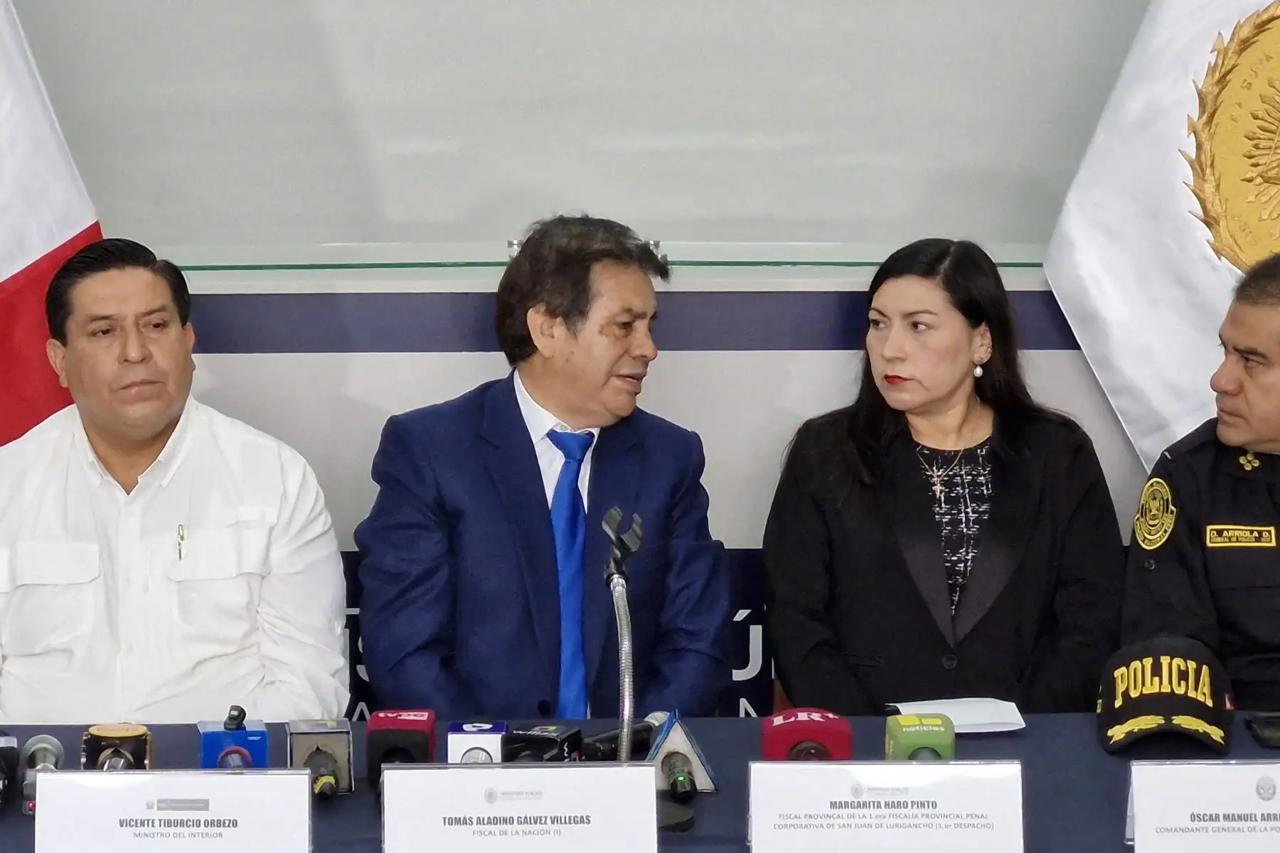 El Fiscal de la Nación (i), Tomás Gálvez Villegas, y el ministro del Interior, Vicente Tiburcio Orbezo, brindan su respaldo al desempeño y valentía de la fiscal provincial Margarita Haro Pinto, de la Primera Fiscalía Provincial Penal Corporativa de San Juan de Lurigancho-Zona Media (Primer Despacho), quien denunció públicamente los actos de extorsión de los que es víctima por investigar a redes criminales en San Juan de Lurigancho. Foto: ANDINA/Jhonel Rodríguez Robles