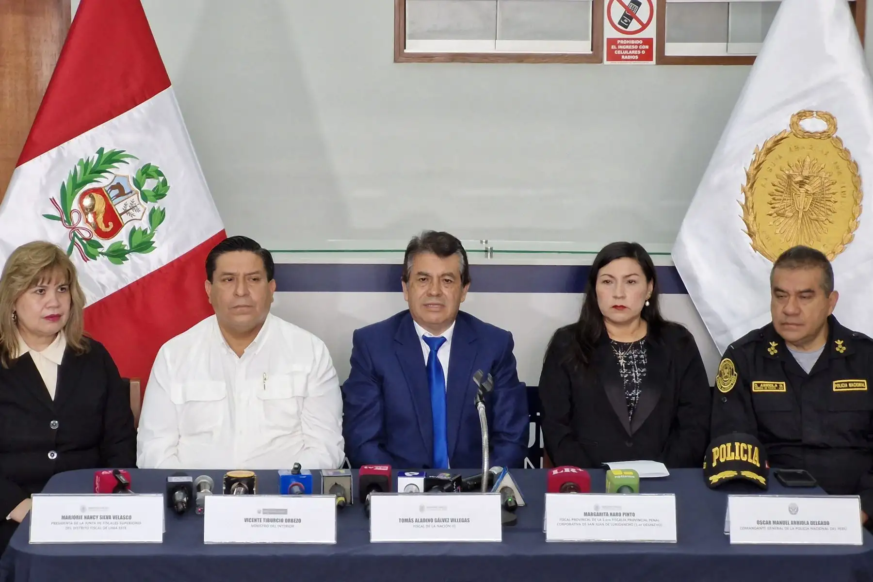 El Fiscal de la Nación (i), Tomás Gálvez Villegas, y el ministro del Interior, Vicente Tiburcio Orbezo, brindan su respaldo al desempeño y valentía de la fiscal provincial Margarita Haro Pinto, de la Primera Fiscalía Provincial Penal Corporativa de San Juan de Lurigancho-Zona Media (Primer Despacho), quien denunció públicamente los actos de extorsión de los que es víctima por investigar a redes criminales en San Juan de Lurigancho. Foto: ANDINA/Jhonel Rodríguez Robles