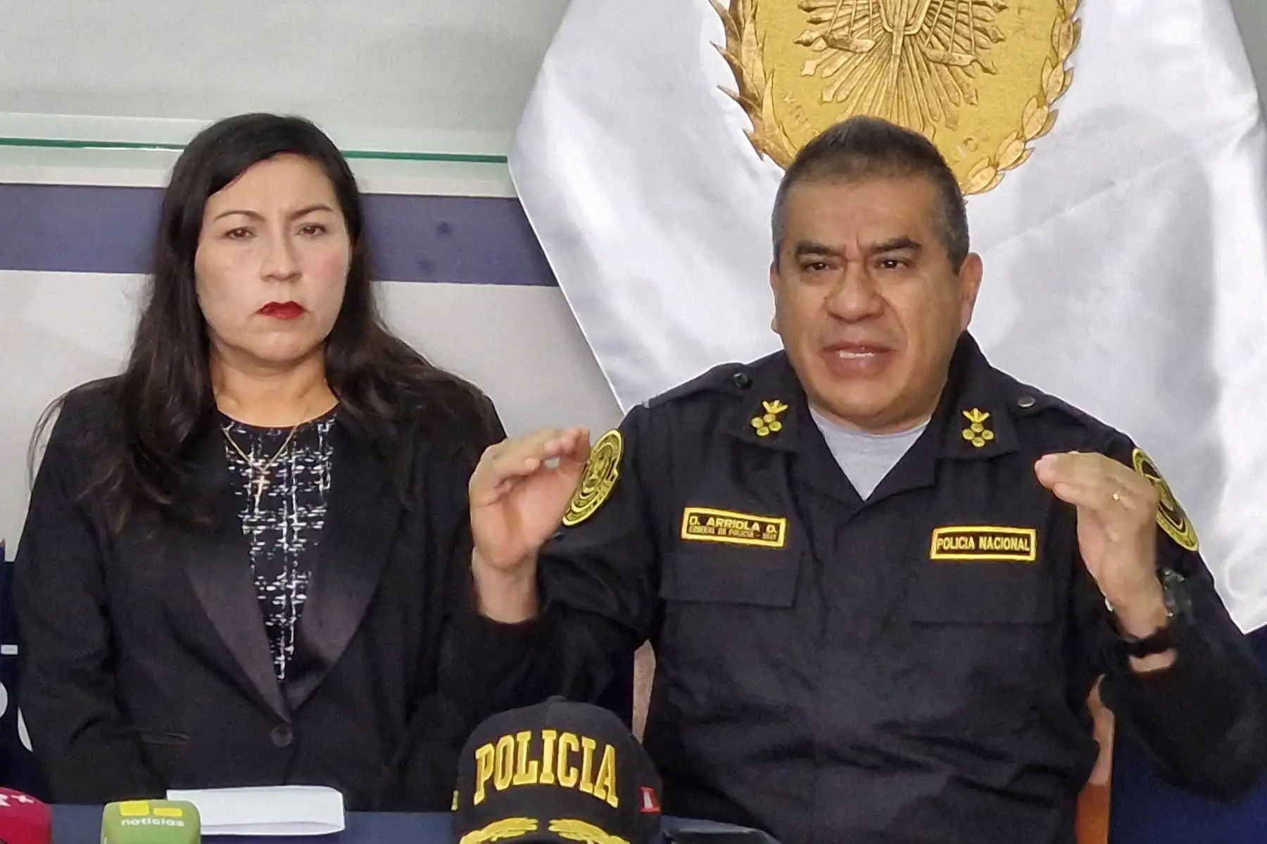 El Fiscal de la Nación (i), Tomás Gálvez Villegas, y el ministro del Interior, Vicente Tiburcio Orbezo, brindan su respaldo al desempeño y valentía de la fiscal provincial Margarita Haro Pinto, de la Primera Fiscalía Provincial Penal Corporativa de San Juan de Lurigancho-Zona Media (Primer Despacho), quien denunció públicamente los actos de extorsión de los que es víctima por investigar a redes criminales en San Juan de Lurigancho. Foto: ANDINA/Jhonel Rodríguez Robles