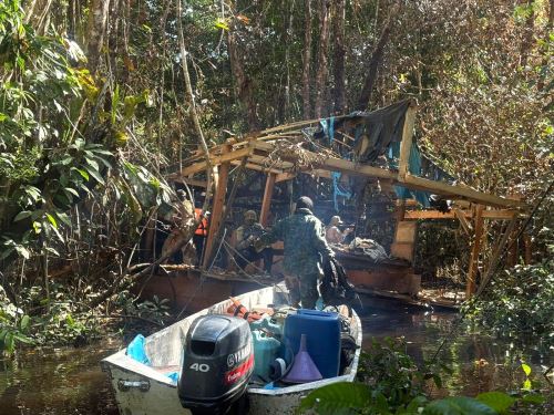 El megaoperativo contra la minería ilegal se ejecutó en la cuenca alta del río Nanay, región Loreto. En el lugar las fuerzas del orden destruyeron 19 dragas que contaminaban la zona. ANDINA/Difusión