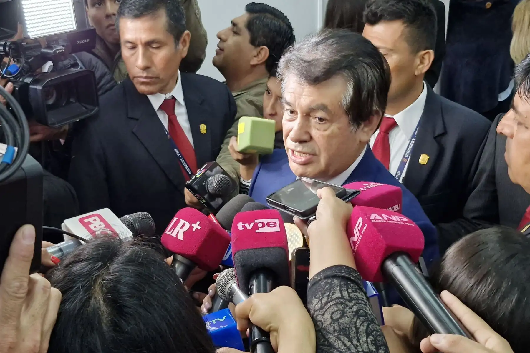 El Fiscal de la Nación (i), Tomás Gálvez Villegas, y el ministro del Interior, Vicente Tiburcio Orbezo, brindan su respaldo al desempeño y valentía de la fiscal provincial Margarita Haro Pinto, de la Primera Fiscalía Provincial Penal Corporativa de San Juan de Lurigancho-Zona Media (Primer Despacho), quien denunció públicamente los actos de extorsión de los que es víctima por investigar a redes criminales en San Juan de Lurigancho. Foto: ANDINA/Jhonel Rodríguez Robles