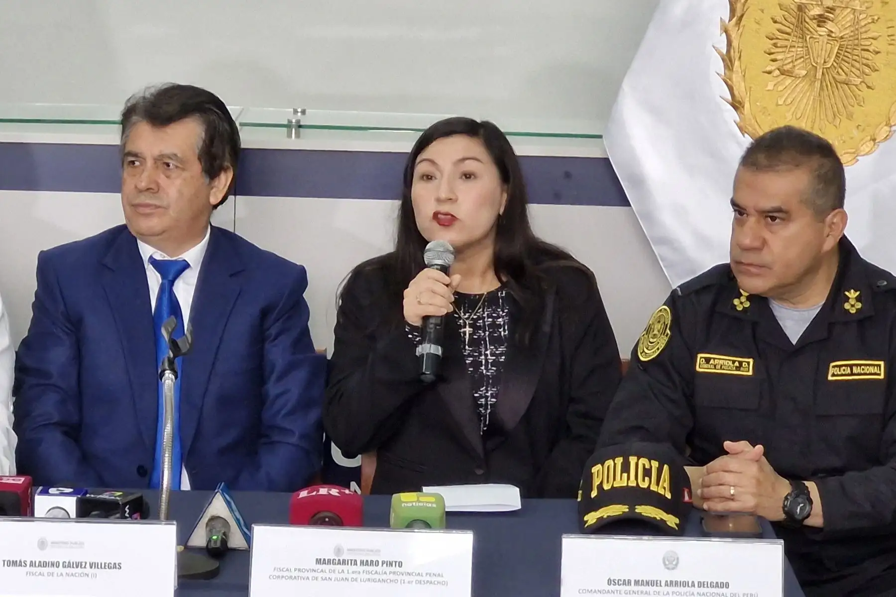 El Fiscal de la Nación (i), Tomás Gálvez Villegas, y el ministro del Interior, Vicente Tiburcio Orbezo, brindan su respaldo al desempeño y valentía de la fiscal provincial Margarita Haro Pinto, de la Primera Fiscalía Provincial Penal Corporativa de San Juan de Lurigancho-Zona Media (Primer Despacho), quien denunció públicamente los actos de extorsión de los que es víctima por investigar a redes criminales en San Juan de Lurigancho. Foto: ANDINA/Jhonel Rodríguez Robles