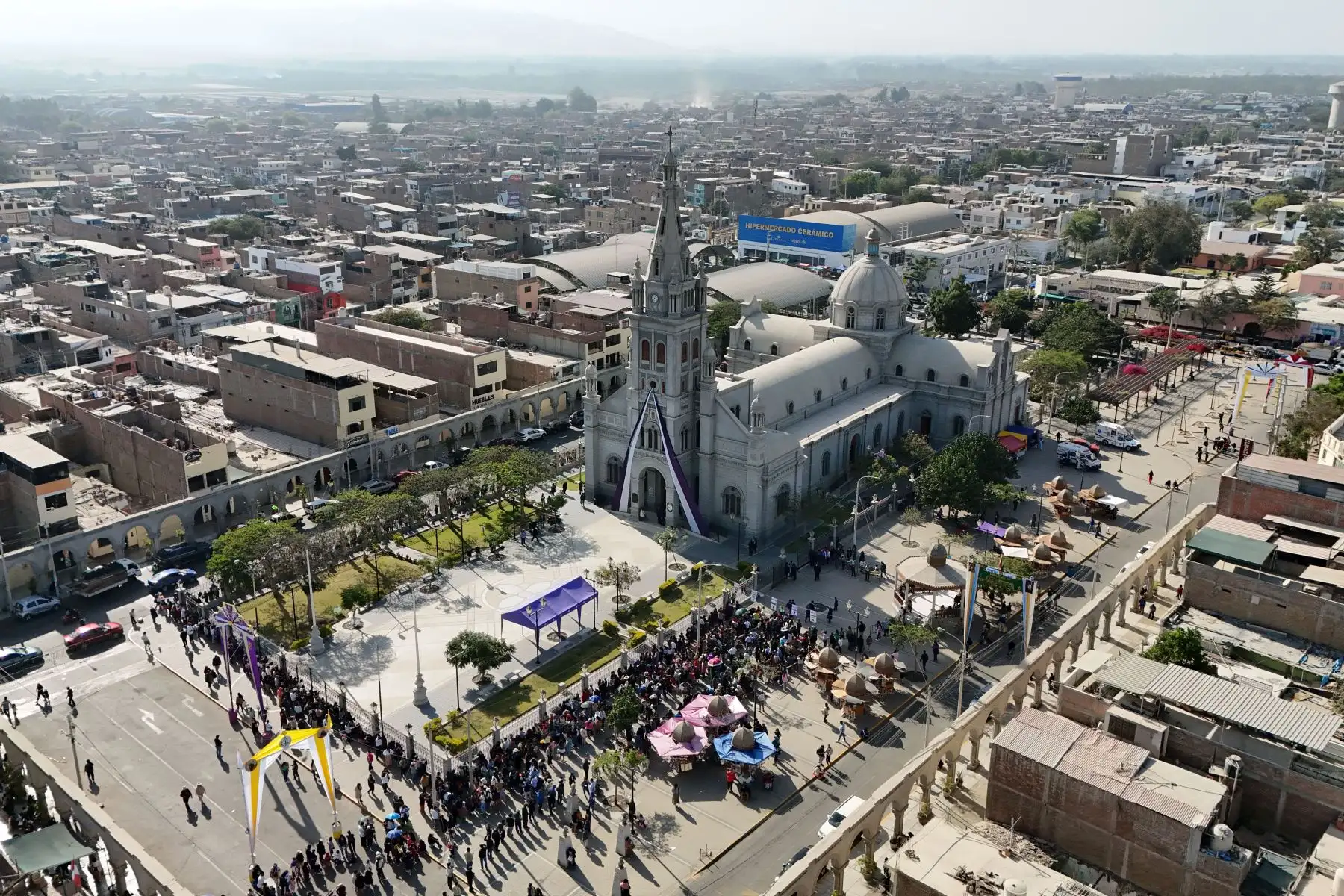 La imagen del Señor de Luren descendió este lunes 20 de octubre de su altar mayor en el santuario de Ica, en medio de una multitud de fieles que participaron con profunda devoción. El emotivo acto marcó el inicio de su tradicional recorrido procesional por las principales calles y avenidas de la ciudad, donde miles de personas acompañan al Cristo moreno entre arcos, alfombras y cánticos de fe y esperanza. Foto: ANDINA/Genry Bautista