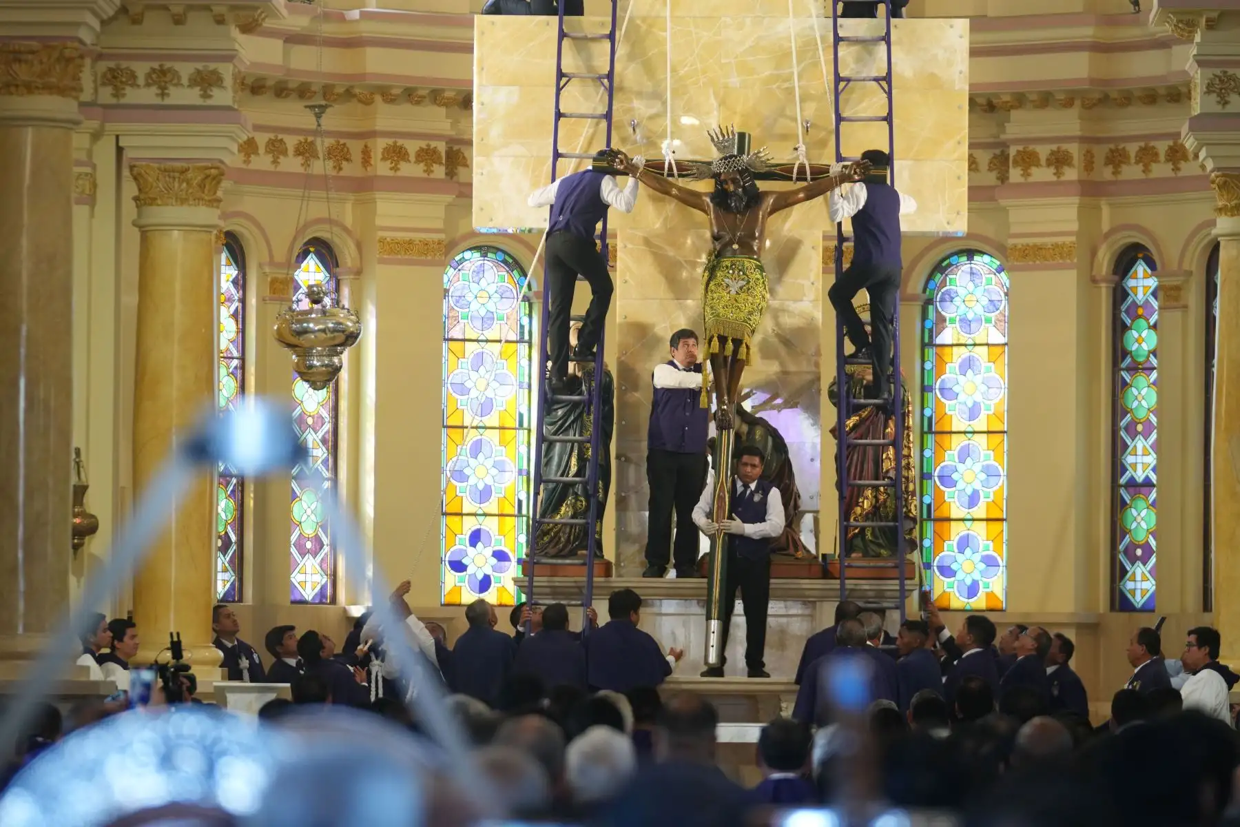La imagen del Señor de Luren descendió este lunes 20 de octubre de su altar mayor en el santuario de Ica, en medio de una multitud de fieles que participaron con profunda devoción. El emotivo acto marcó el inicio de su tradicional recorrido procesional por las principales calles y avenidas de la ciudad, donde miles de personas acompañan al Cristo moreno entre arcos, alfombras y cánticos de fe y esperanza. Foto: ANDINA/Genry Bautista