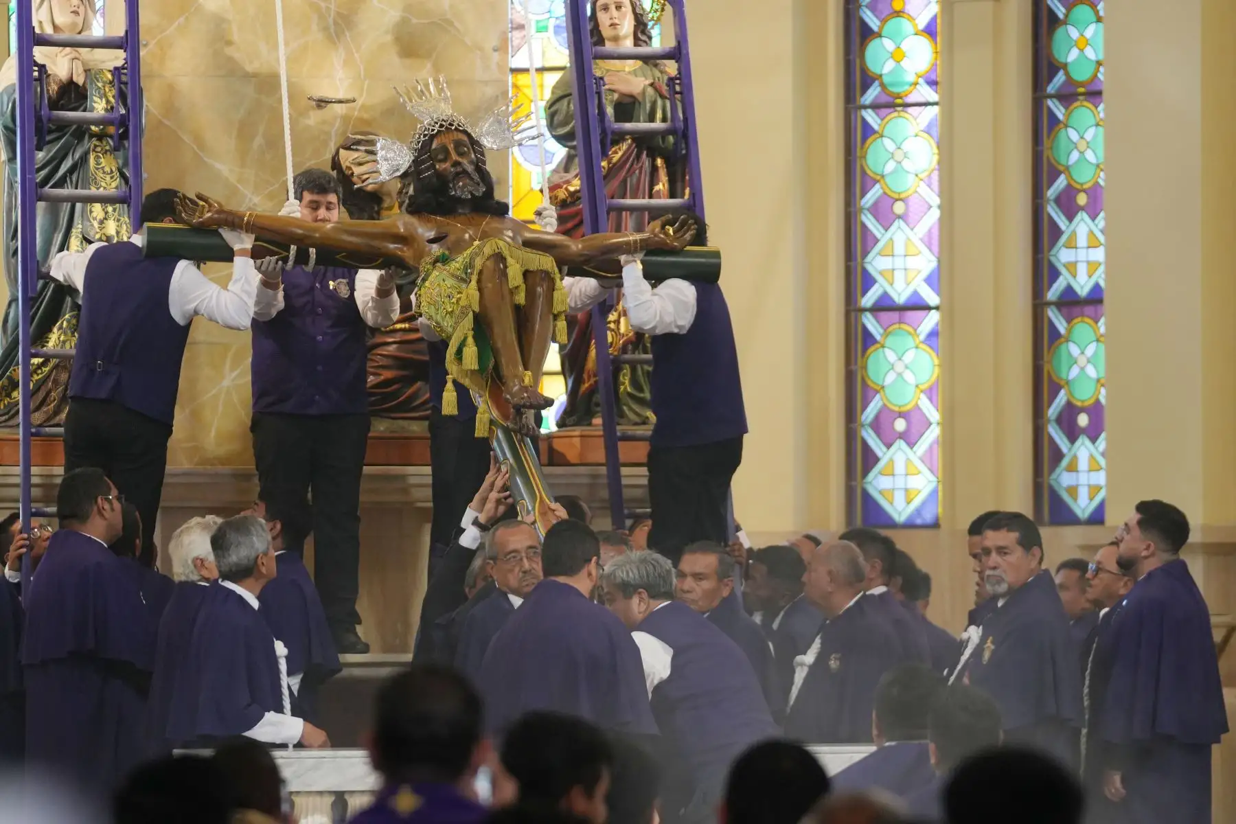 La imagen del Señor de Luren descendió este lunes 20 de octubre de su altar mayor en el santuario de Ica, en medio de una multitud de fieles que participaron con profunda devoción. El emotivo acto marcó el inicio de su tradicional recorrido procesional por las principales calles y avenidas de la ciudad, donde miles de personas acompañan al Cristo moreno entre arcos, alfombras y cánticos de fe y esperanza. Foto: ANDINA/Genry Bautista