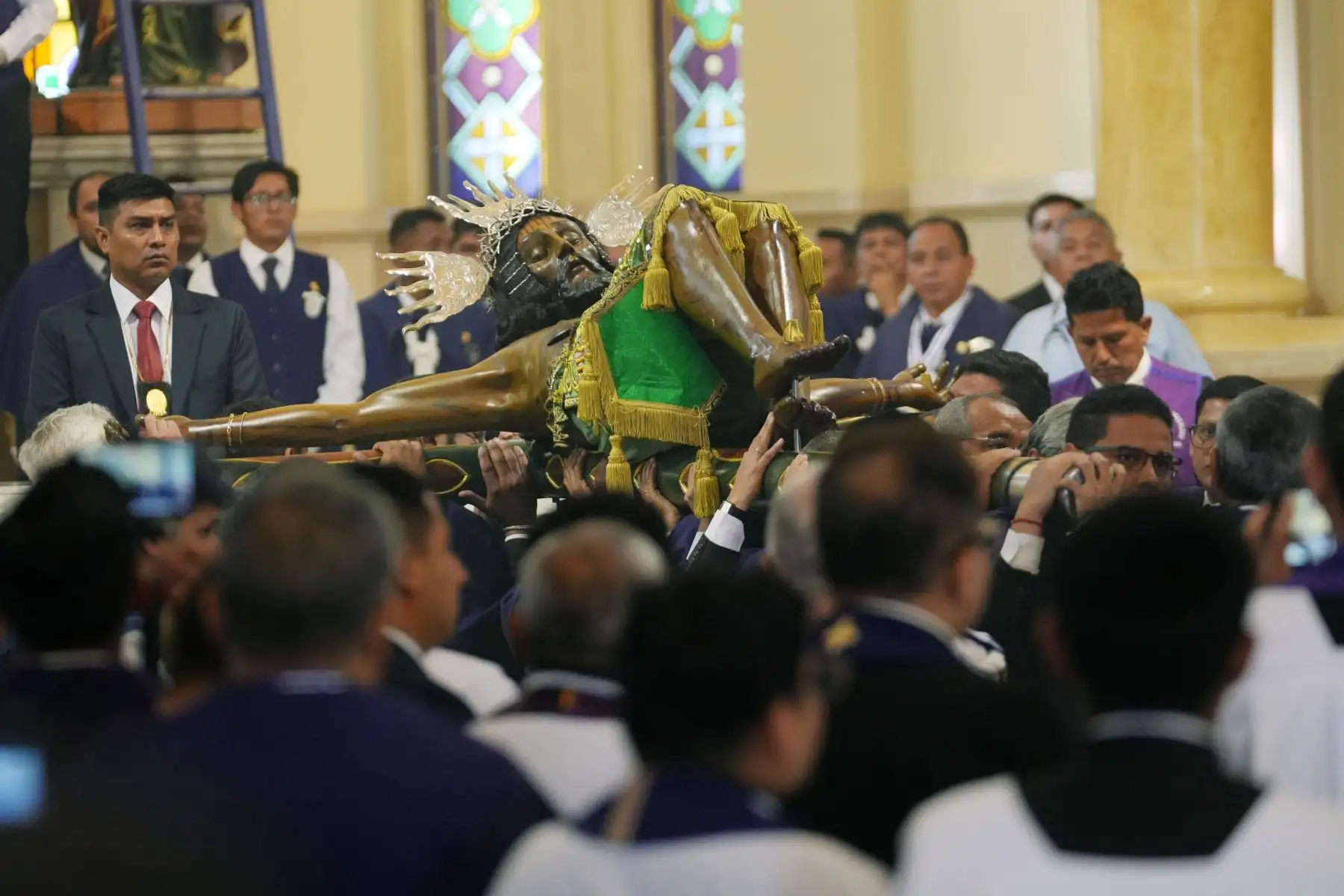 La imagen del Señor de Luren descendió este lunes 20 de octubre de su altar mayor en el santuario de Ica, en medio de una multitud de fieles que participaron con profunda devoción. El emotivo acto marcó el inicio de su tradicional recorrido procesional por las principales calles y avenidas de la ciudad, donde miles de personas acompañan al Cristo moreno entre arcos, alfombras y cánticos de fe y esperanza. Foto: ANDINA/Genry Bautista
