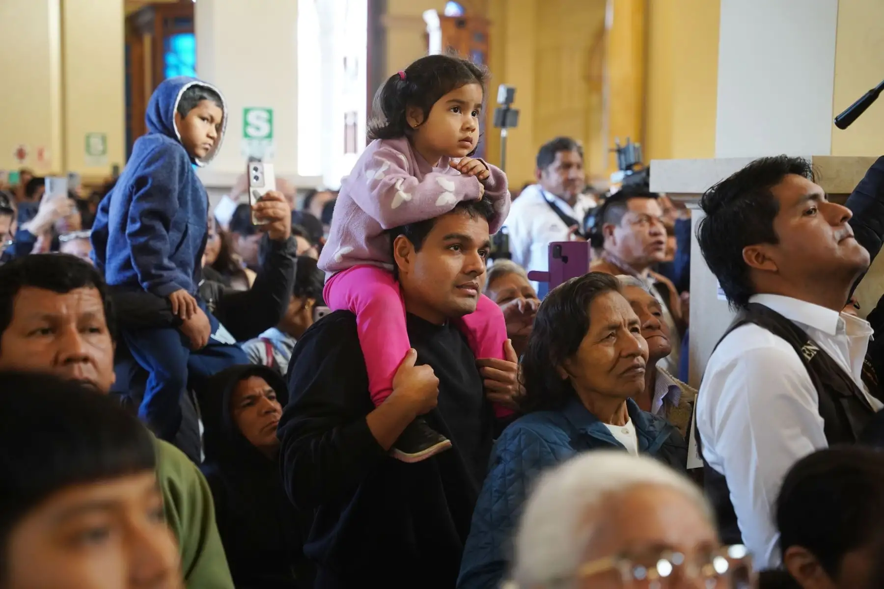 La imagen del Señor de Luren descendió este lunes 20 de octubre de su altar mayor en el santuario de Ica, en medio de una multitud de fieles que participaron con profunda devoción. El emotivo acto marcó el inicio de su tradicional recorrido procesional por las principales calles y avenidas de la ciudad, donde miles de personas acompañan al Cristo moreno entre arcos, alfombras y cánticos de fe y esperanza. Foto: ANDINA/Genry Bautista
