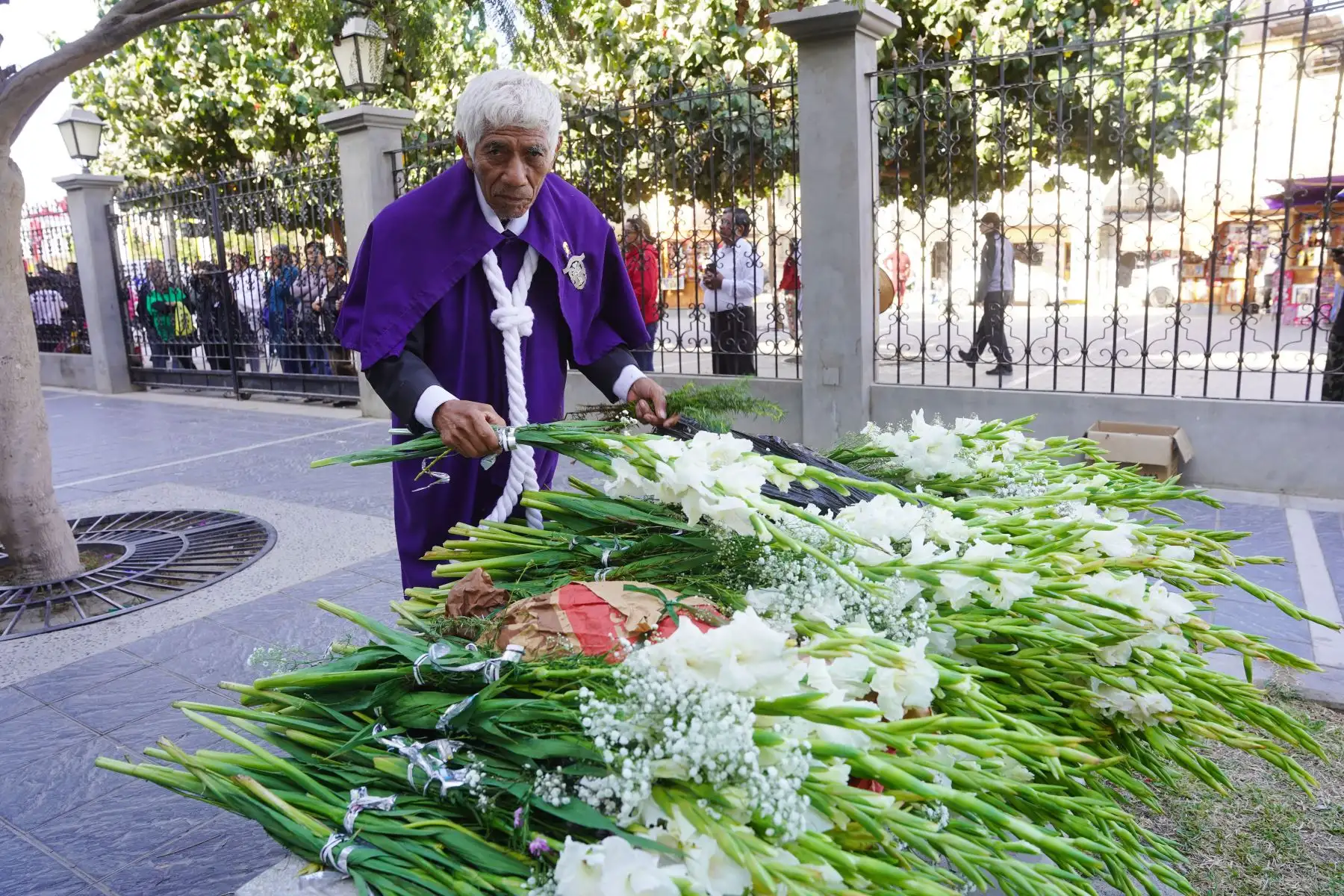 La imagen del Señor de Luren descendió este lunes 20 de octubre de su altar mayor en el santuario de Ica, en medio de una multitud de fieles que participaron con profunda devoción. El emotivo acto marcó el inicio de su tradicional recorrido procesional por las principales calles y avenidas de la ciudad, donde miles de personas acompañan al Cristo moreno entre arcos, alfombras y cánticos de fe y esperanza. Foto: ANDINA/Genry Bautista