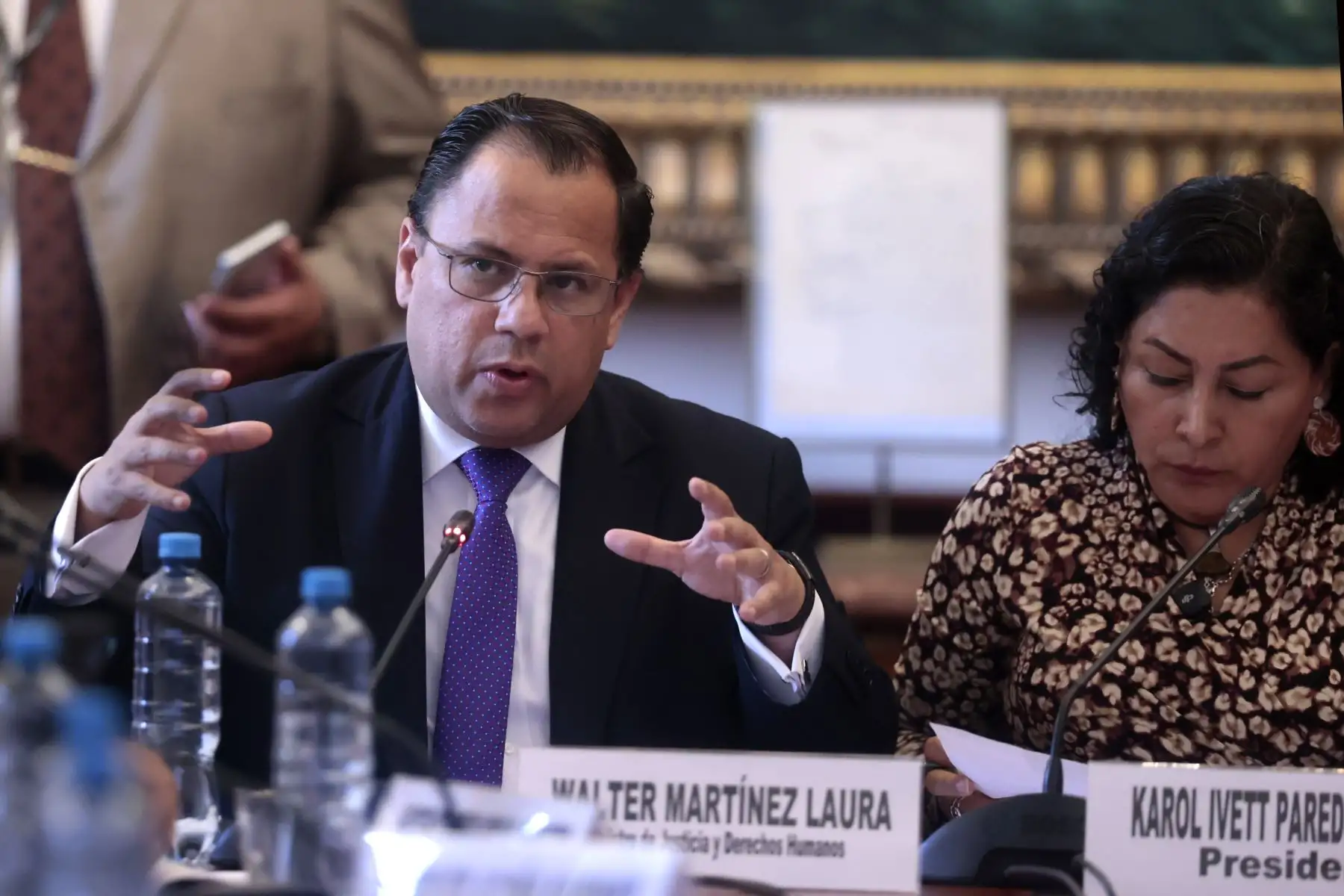 El Congreso de la República priorizará el proyecto de ley 12723/2025-CR, que propone medidas extraordinarias contra la extorsión y el sicariato en el transporte. En la IV Mesa de Trabajo participaron el ministro del Interior, Vicente Tiburcio, y el ministro de Transportes y Comunicaciones, Aldo Prieto, quienes respaldaron la iniciativa. Asiste también el ministro de Justicia y Derechos Humanos, Walter Martínez, en la formulación y aplicación de este proyecto. Foto: ANDINA/Vidal Tarqui