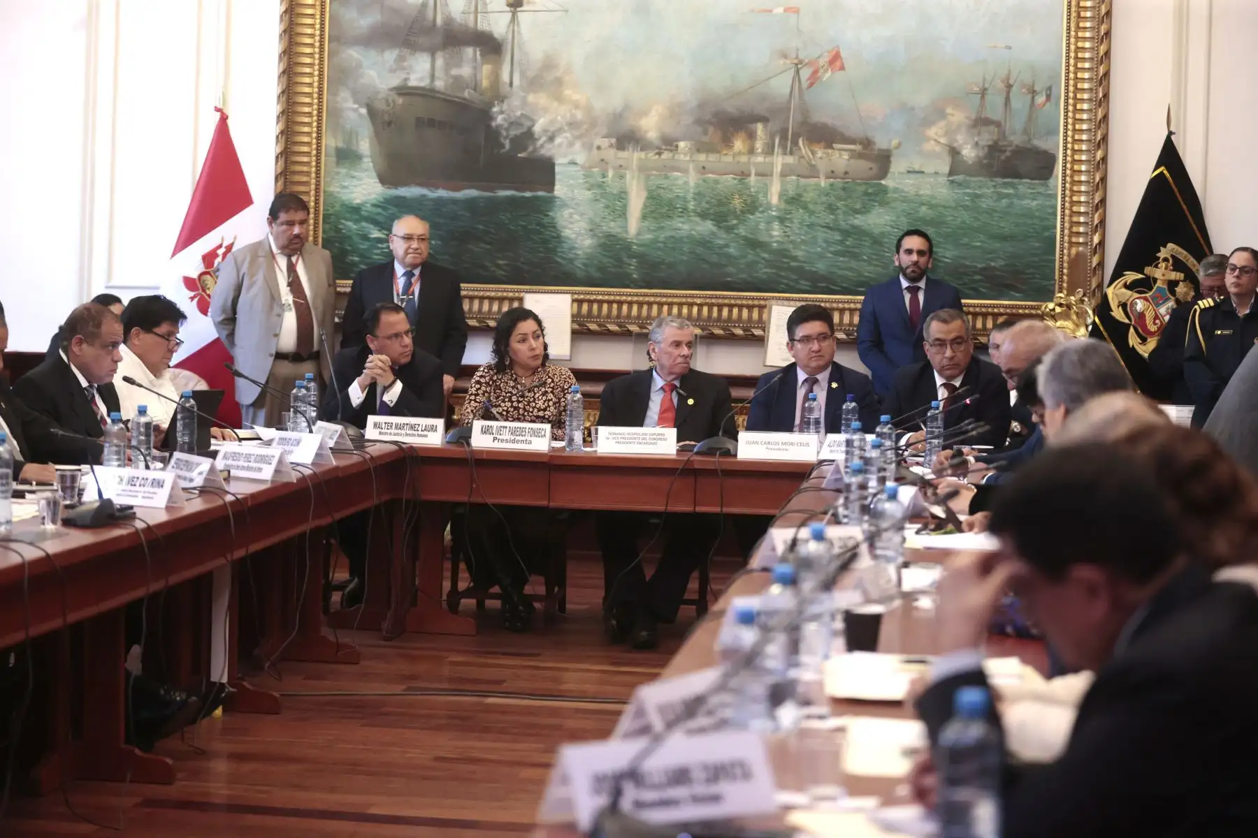 El Congreso de la República priorizará el proyecto de ley 12723/2025-CR, que propone medidas extraordinarias contra la extorsión y el sicariato en el transporte. En la IV Mesa de Trabajo participaron el ministro del Interior, Vicente Tiburcio, y el ministro de Transportes y Comunicaciones, Aldo Prieto, quienes respaldaron la iniciativa. Asiste también el ministro de Justicia y Derechos Humanos, Walter Martínez, en la formulación y aplicación de este proyecto. Foto: ANDINA/Vidal Tarqui