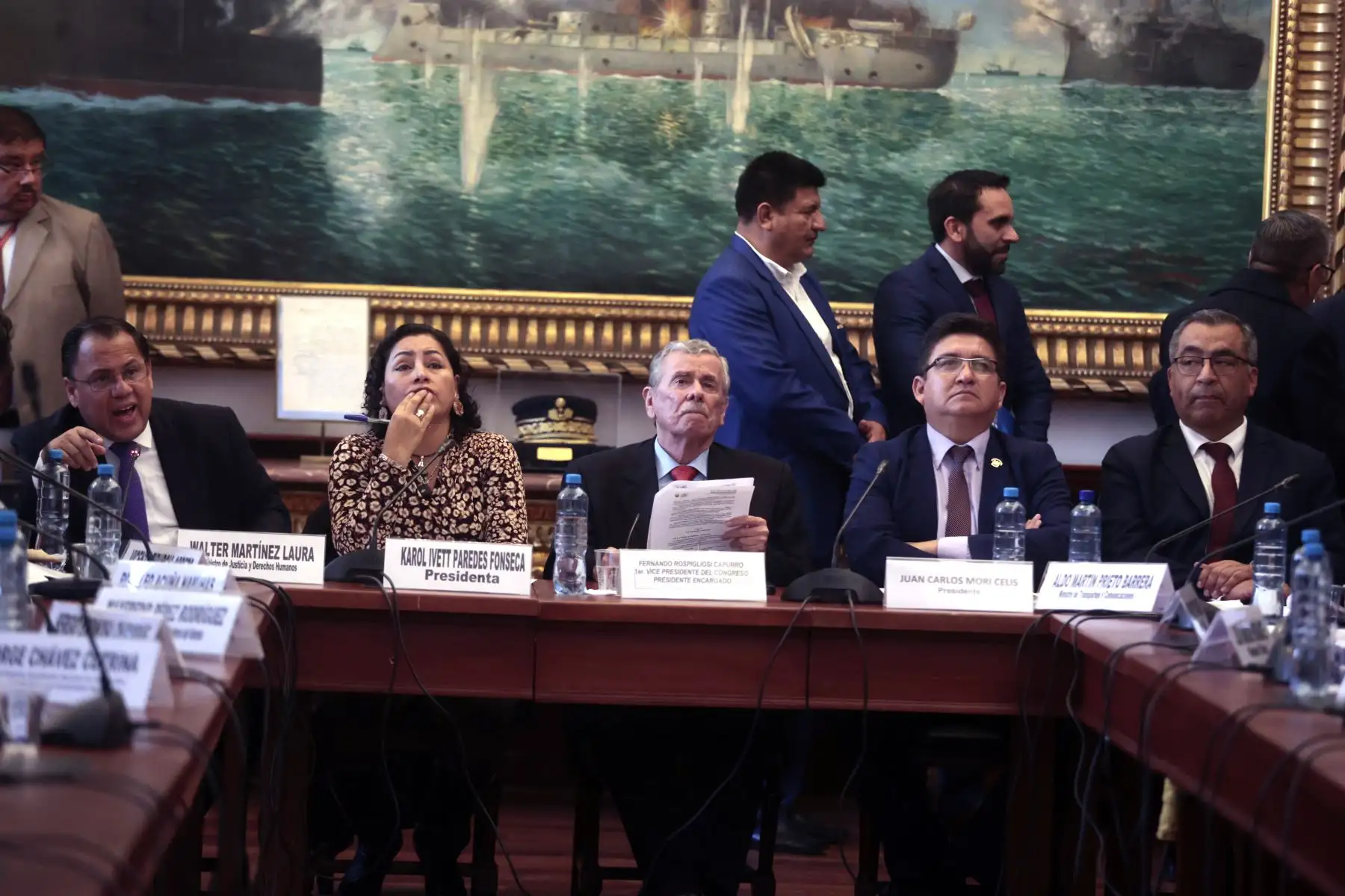 El Congreso de la República priorizará el proyecto de ley 12723/2025-CR, que propone medidas extraordinarias contra la extorsión y el sicariato en el transporte. En la IV Mesa de Trabajo participaron el ministro del Interior, Vicente Tiburcio, y el ministro de Transportes y Comunicaciones, Aldo Prieto, quienes respaldaron la iniciativa. Asiste también el ministro de Justicia y Derechos Humanos, Walter Martínez, en la formulación y aplicación de este proyecto. Foto: ANDINA/Vidal Tarqui