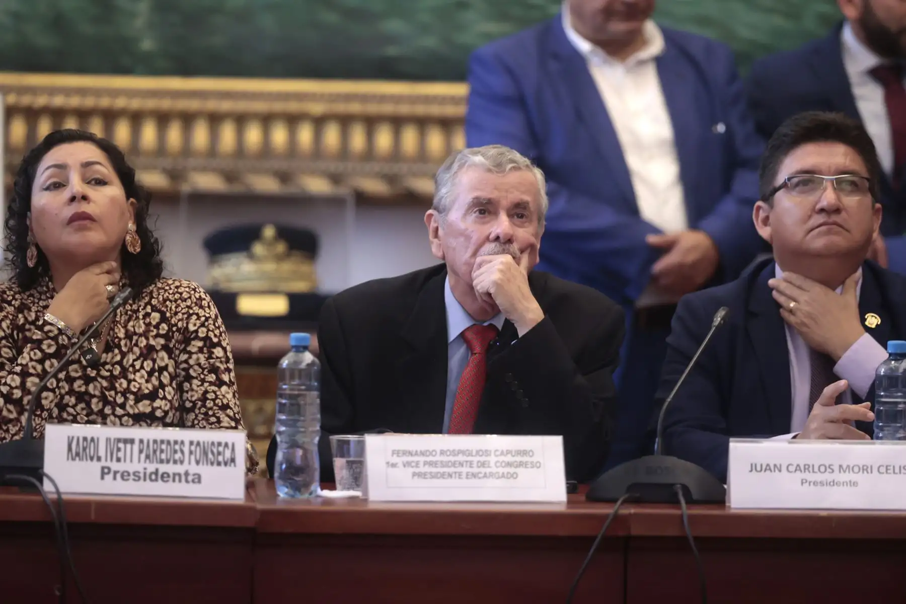 El Congreso de la República priorizará el proyecto de ley 12723/2025-CR, que propone medidas extraordinarias contra la extorsión y el sicariato en el transporte. En la IV Mesa de Trabajo participaron el ministro del Interior, Vicente Tiburcio, y el ministro de Transportes y Comunicaciones, Aldo Prieto, quienes respaldaron la iniciativa. Asiste también el ministro de Justicia y Derechos Humanos, Walter Martínez, en la formulación y aplicación de este proyecto. Foto: ANDINA/Vidal Tarqui