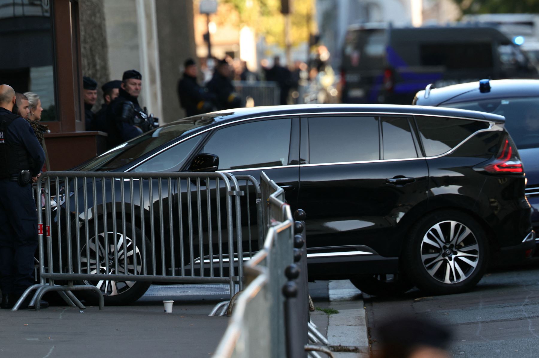El expresidente francés Nicolas Sarkozy llega a bordo de un vehículo a la prisión de La Santé para cumplir una condena de cinco años de prisión tras ser declarado culpable de conspiración criminal por un plan para que el difunto dictador libio Muamar el Gadafi financiara su campaña electoral de 2007. El 21 de octubre de 2025, en París, Foto: AFP