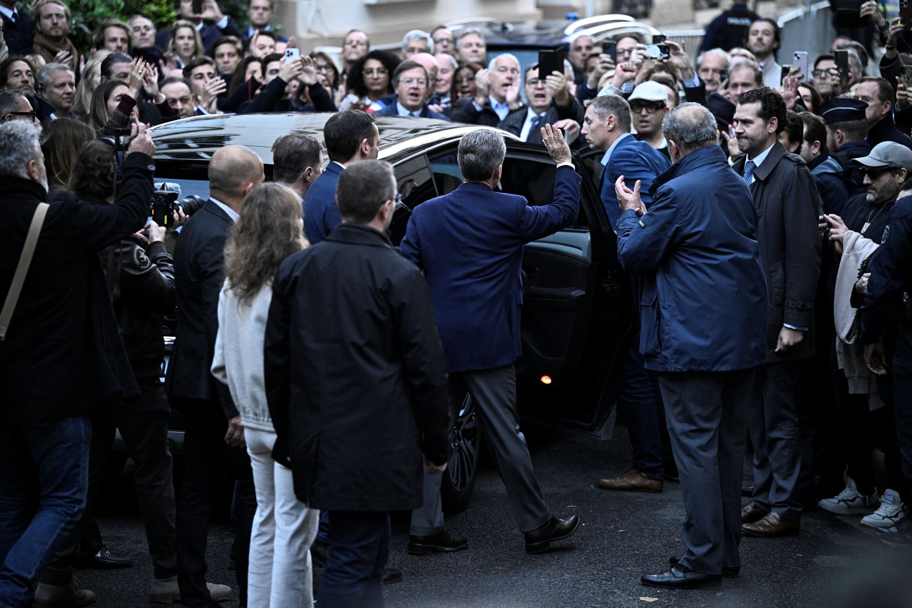 El expresidente francés Nicolas Sarkozy, sale de su residencia para presentarse en la prisión de La Santé, donde cumplirá una condena de cinco años de prisión tras ser declarado culpable de conspiración criminal por un plan para que el difunto dictador libio Muamar el Gadafi financiara su campaña electoral de 2007. Foto: AFP