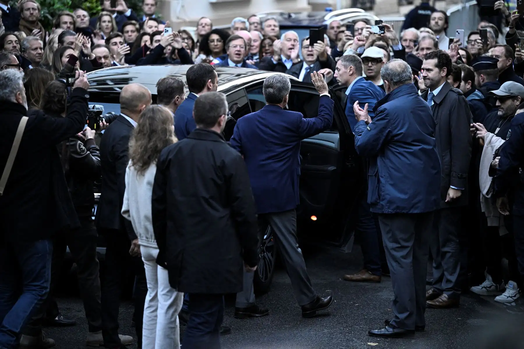 El expresidente francés Nicolas Sarkozy, sale de su residencia para presentarse en la prisión de La Santé, donde cumplirá una condena de cinco años de prisión tras ser declarado culpable de conspiración criminal por un plan para que el difunto dictador libio Muamar el Gadafi financiara su campaña electoral de 2007. Foto: AFP