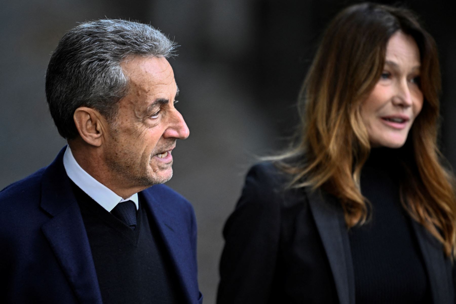 El expresidente francés Nicolas Sarkozy, acompañado de su esposa Carla Bruni-Sarkozy, sale de su residencia para presentarse en la prisión de La Santé y cumplir una condena de cinco años de prisión tras ser declarado culpable de conspiración criminal por un plan para que el difunto dictador libio Muamar el Gadafi financiara su campaña electoral de 2007. Foto: AFP