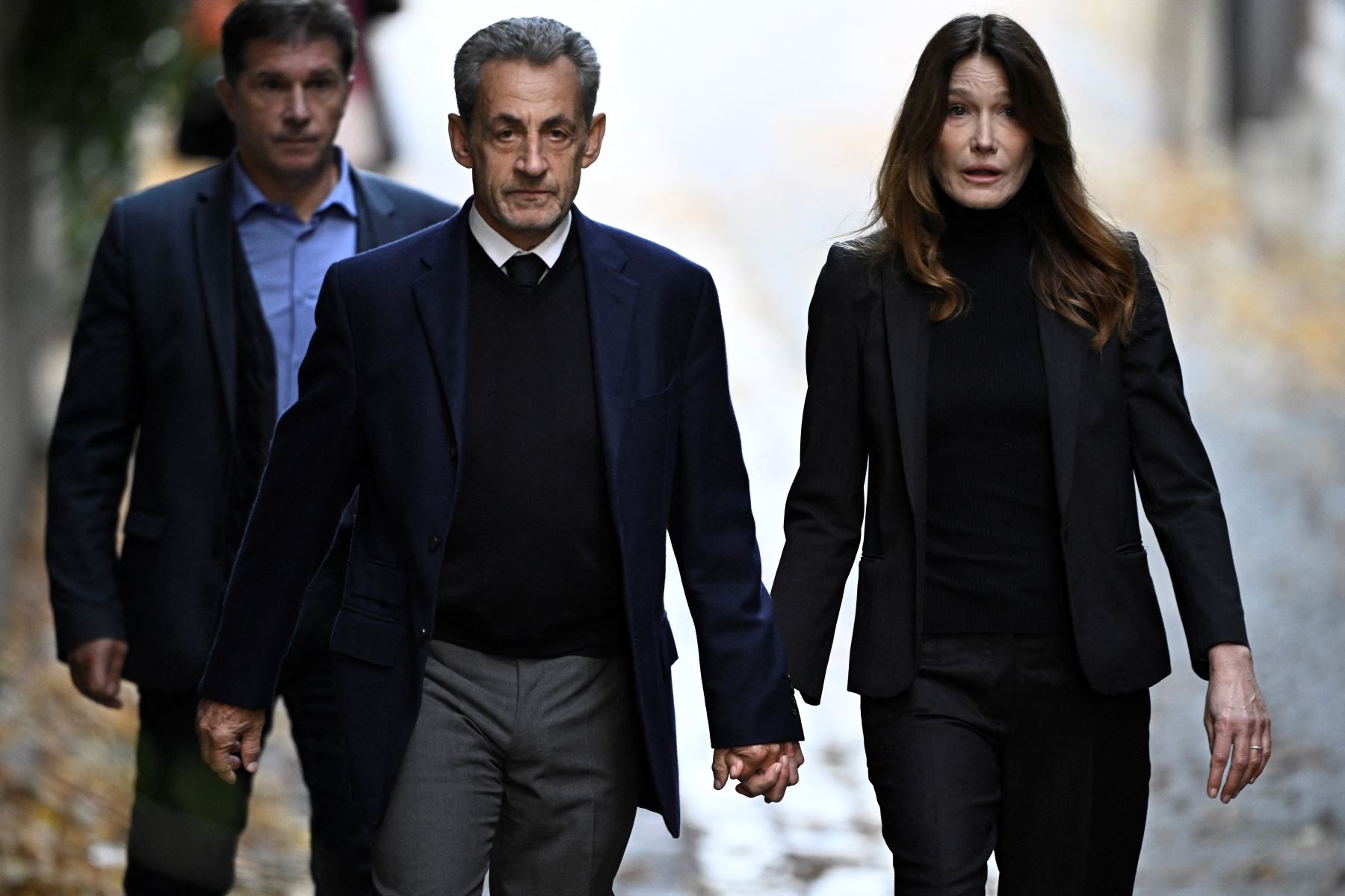 El expresidente francés Nicolas Sarkozy, acompañado de su esposa Carla Bruni-Sarkozy, sale de su residencia para presentarse en la prisión de La Santé y cumplir una condena de cinco años de prisión tras ser declarado culpable de conspiración criminal por un plan para que el difunto dictador libio Muamar el Gadafi financiara su campaña electoral de 2007. Foto: AFP