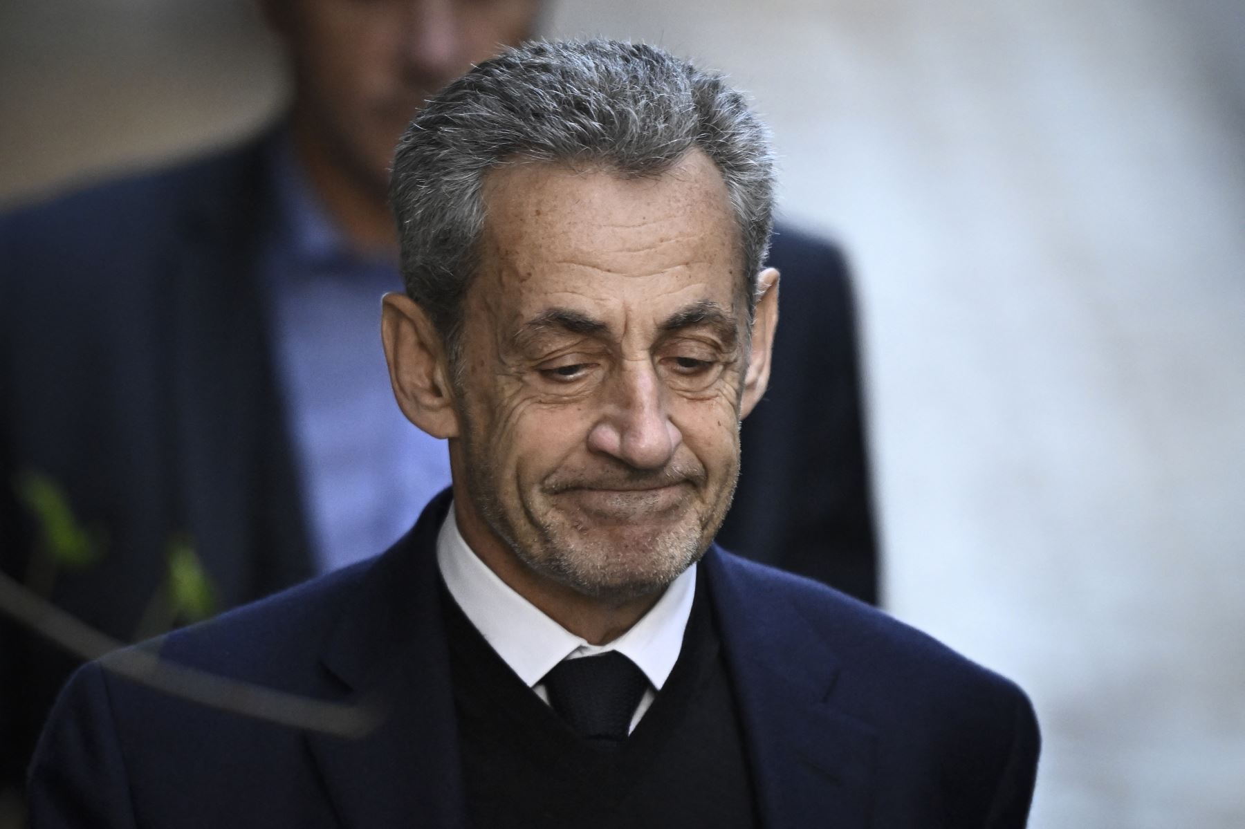 El expresidente francés Nicolas Sarkozy sale de su residencia para presentarse en la prisión de La Santé para cumplir una condena de cinco años de prisión tras ser declarado culpable de conspiración criminal por un plan para que el difunto dictador libio Muamar el Gadafi financiara su campaña electoral de 2007. Foto: AFP