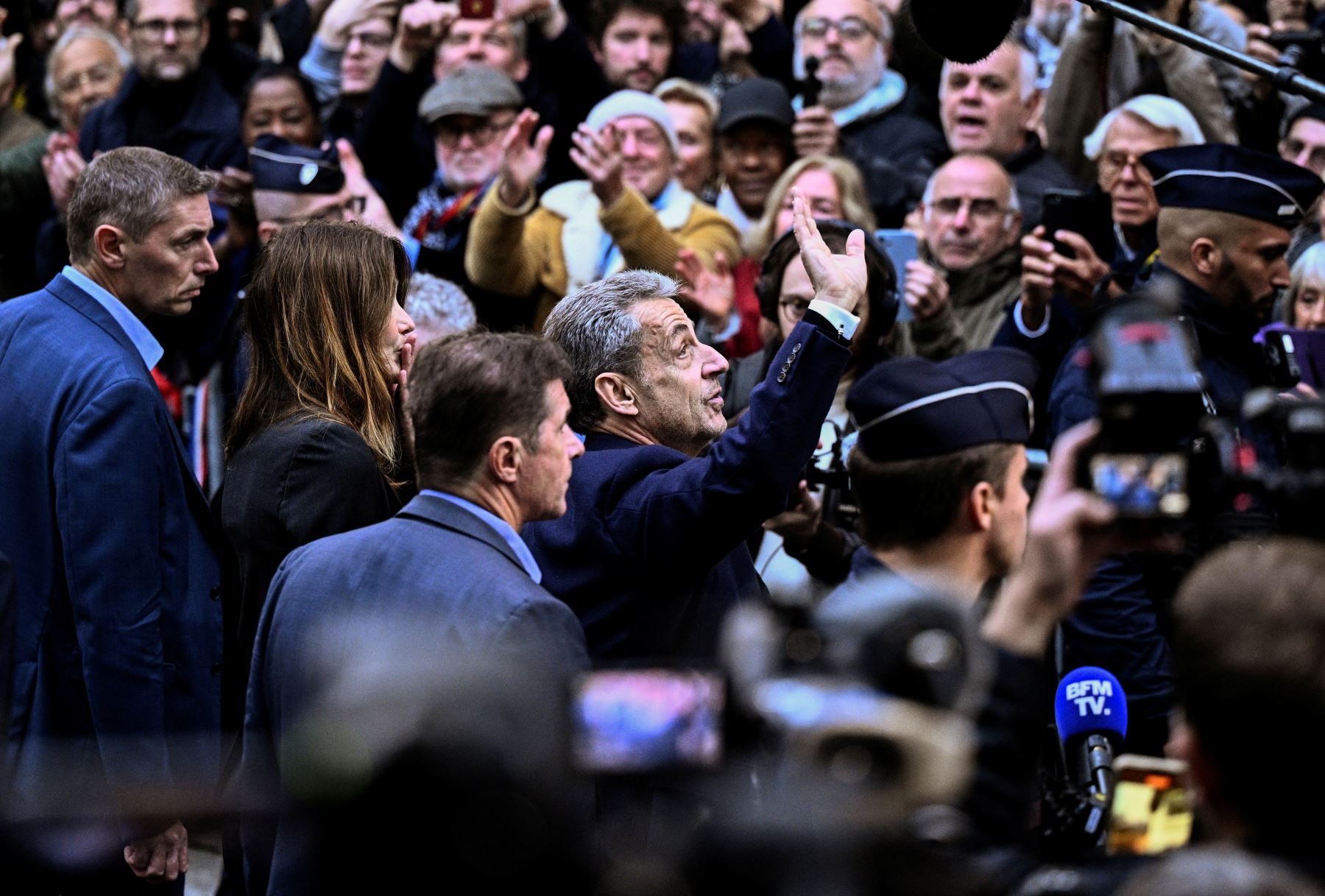El expresidente francés Nicolas Sarkozy sale de su residencia para presentarse en la prisión de La Santé para cumplir una condena de cinco años de prisión tras ser declarado culpable de conspiración criminal por un plan para que el difunto dictador libio Muamar el Gadafi financiara su campaña electoral de 2007. Foto: AFP