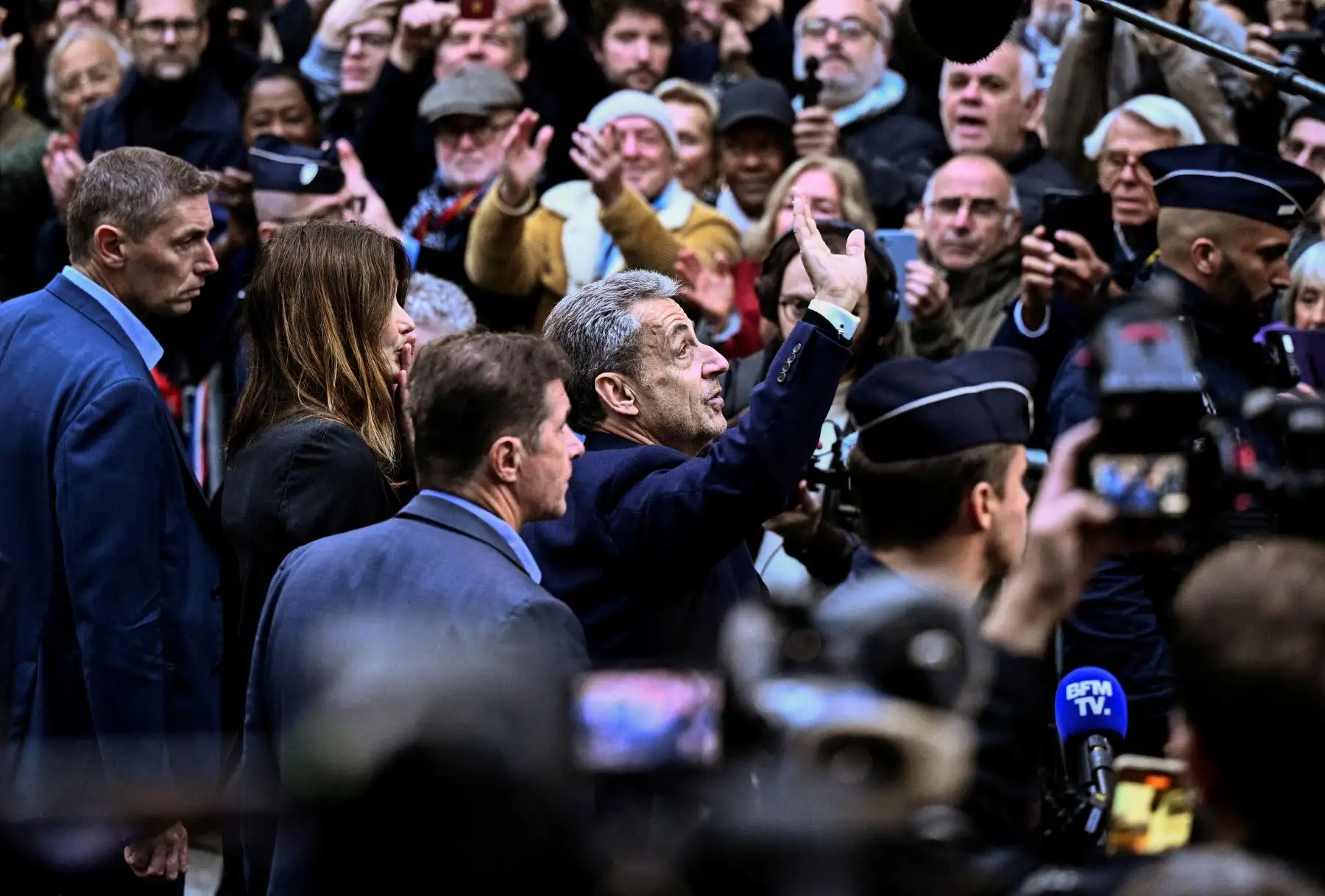 El expresidente francés Nicolas Sarkozy sale de su residencia para presentarse en la prisión de La Santé para cumplir una condena de cinco años de prisión tras ser declarado culpable de conspiración criminal por un plan para que el difunto dictador libio Muamar el Gadafi financiara su campaña electoral de 2007. Foto: AFP
