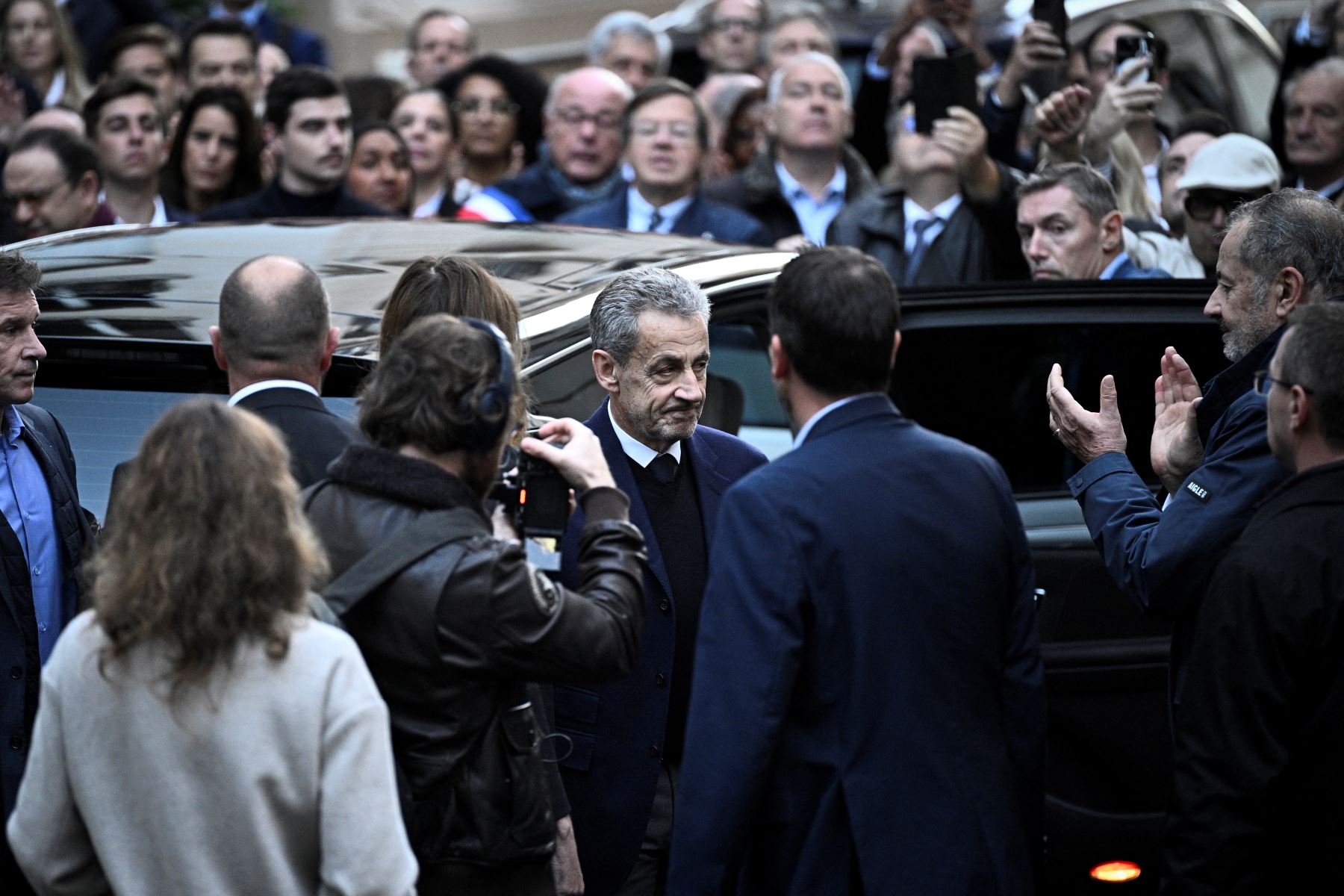 El expresidente francés Nicolas Sarkozy sale de su residencia para presentarse en la prisión de La Santé para cumplir una condena de cinco años de prisión tras ser declarado culpable de conspiración criminal por un plan para que el difunto dictador libio Muamar el Gadafi financiara su campaña electoral de 2007. Foto: AFP