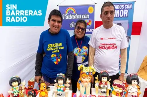 Sebastián y Lucas exponiendo sus trabajos de cerámica de su emprendimiento "Pintados con amor". Foto: ANDINA/Difusión