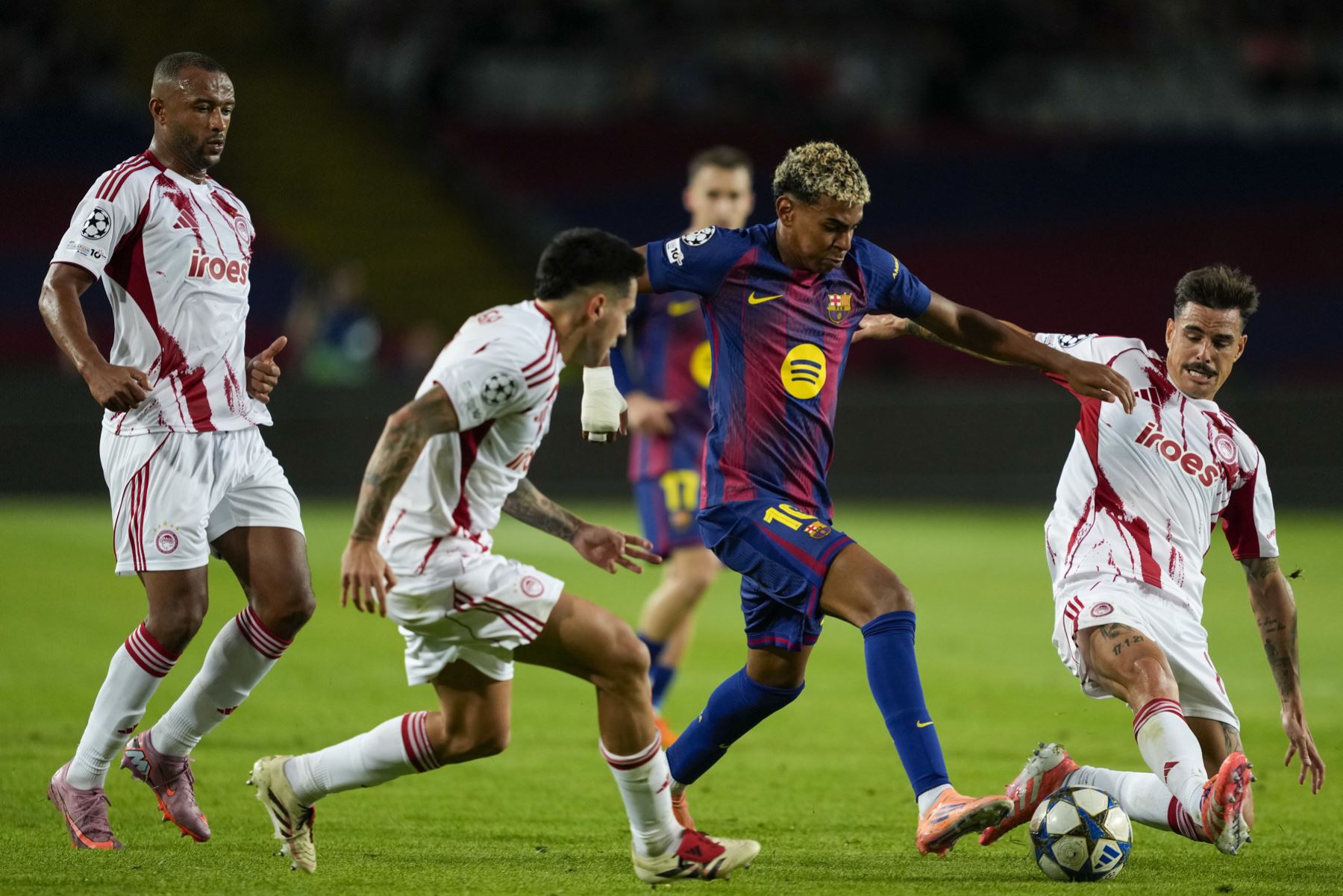 El delantero del Barcelona Lamine Yamal controla el balón ante el jugador de Olympiacos Dani García, durante el partido de la jornada 3 de la Liga de Campeones entre el Barcelona y el Olympiacos, este martes en el Estadio Olímpic Lluís Companys. Foto: EFE