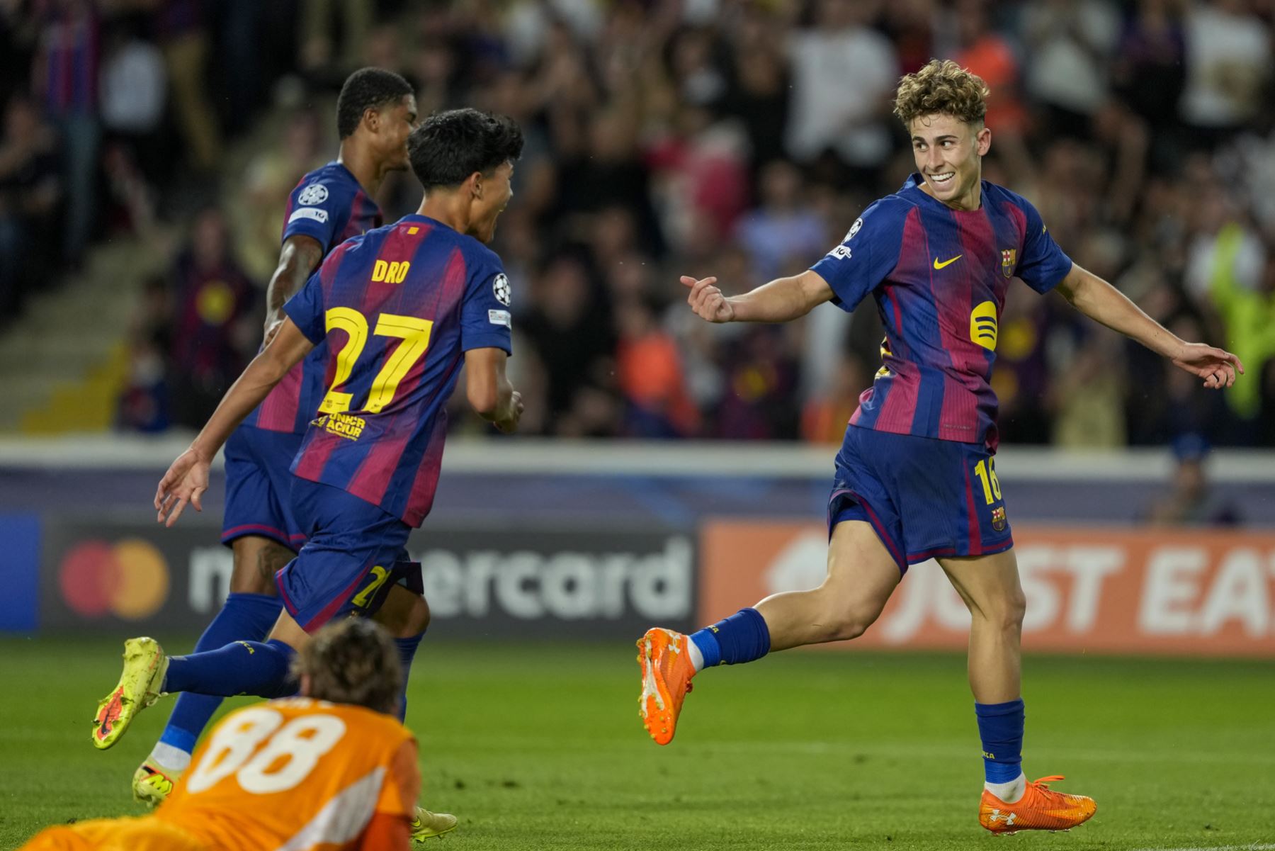 El centrocampista del Barcelona Fermín López celebra el segundo gol conseguido ante Olympiacos, durante el partido de la jornada 3 de la Liga de Campeones entre el Barcelona y el Olympiacos, este martes en el Estadio Olímpic Lluís Companys. Foto: EFE