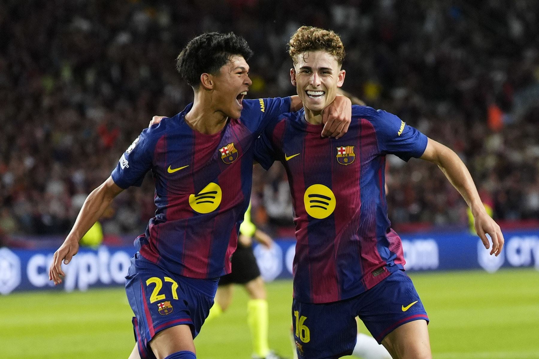 El centrocampista del Barcelona Fermín López celebra el segundo gol conseguido ante Olympiacos, durante el partido de la jornada 3 de la Liga de Campeones entre el Barcelona y el Olympiacos, este martes en el Estadio Olímpic Lluís Companys. Foto: EFE