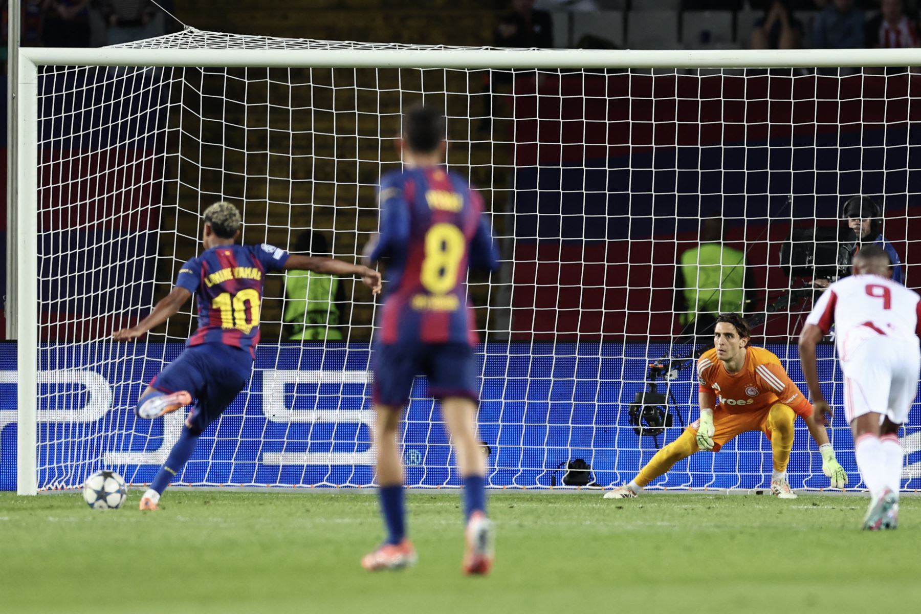 El delantero español del Barcelona, ​​Lamine Yamal, marca su tercer gol desde el punto de penalti durante el partido de la tercera jornada de la fase de liga de la UEFA Champions League entre el FC Barcelona y el Olympiakos FC en el Estadi Olimpic Lluis Companys en Barcelona el 21 de octubre de 2025. Foto: AFP