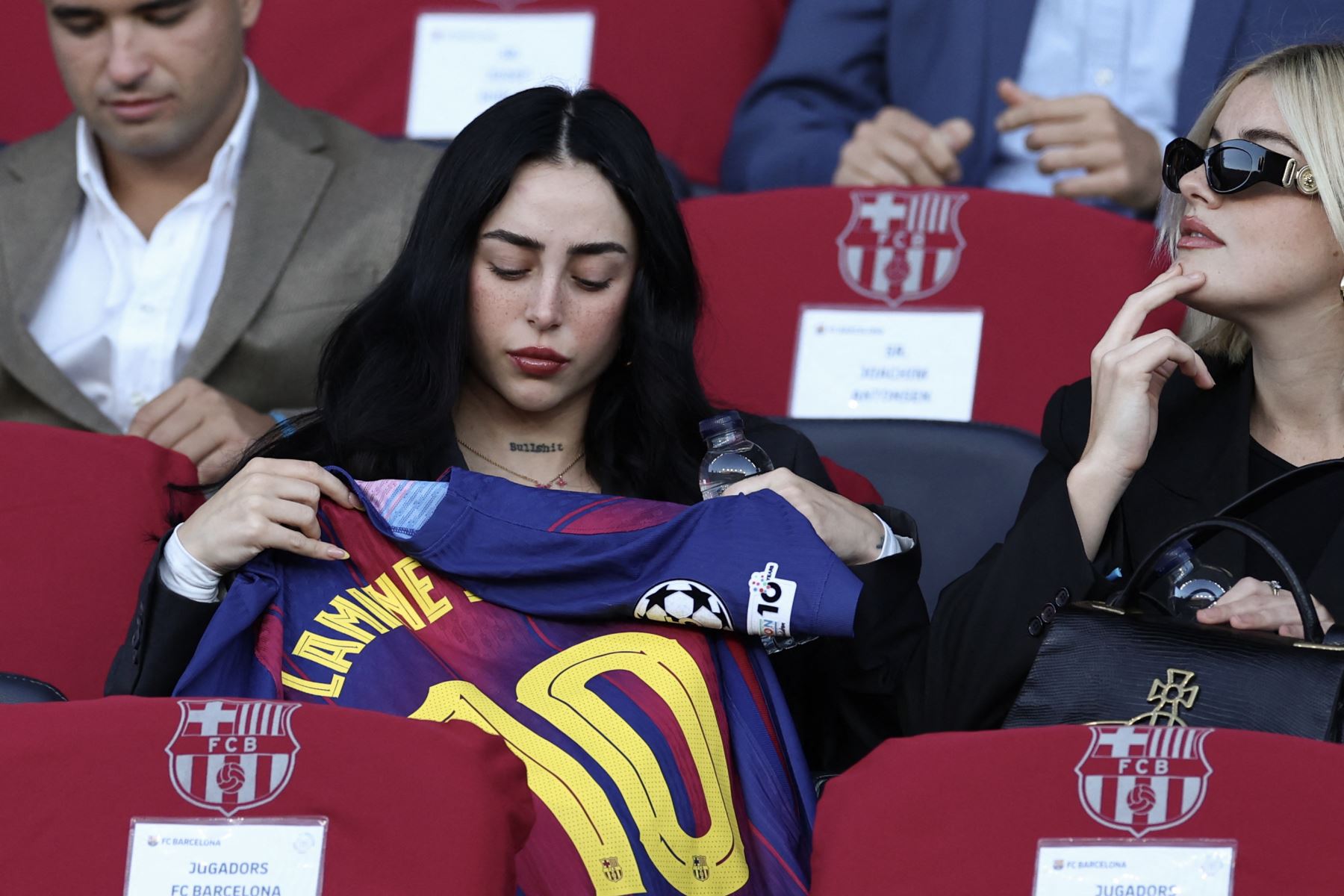 La rapera y cantautora argentina Nicki Nicole, novia del delantero español Lamine Yamal, asiste al partido de la tercera jornada de la fase de liga de la UEFA Champions League entre el FC Barcelona y el Olympiakos FC en el Estadio Olímpico Lluis Companys de Barcelona el 21 de octubre de 2025
