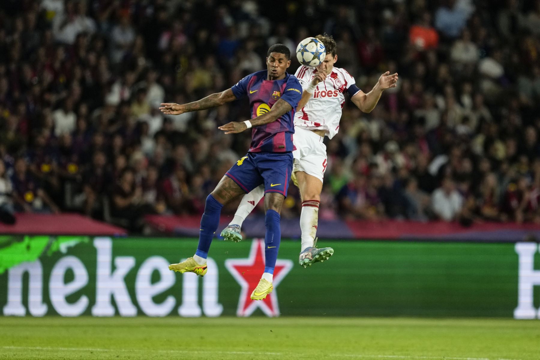 El delantero inglés del Barcelona Marcus Rashford pelea un balón con Panagiotis Retsos, del Olympiacos, durante el partido de la jornada 3 de la Liga de Campeones entre el Barcelona y el Olympiacos, este martes en el Estadio Olímpic Lluís Companys. Foto: EFE