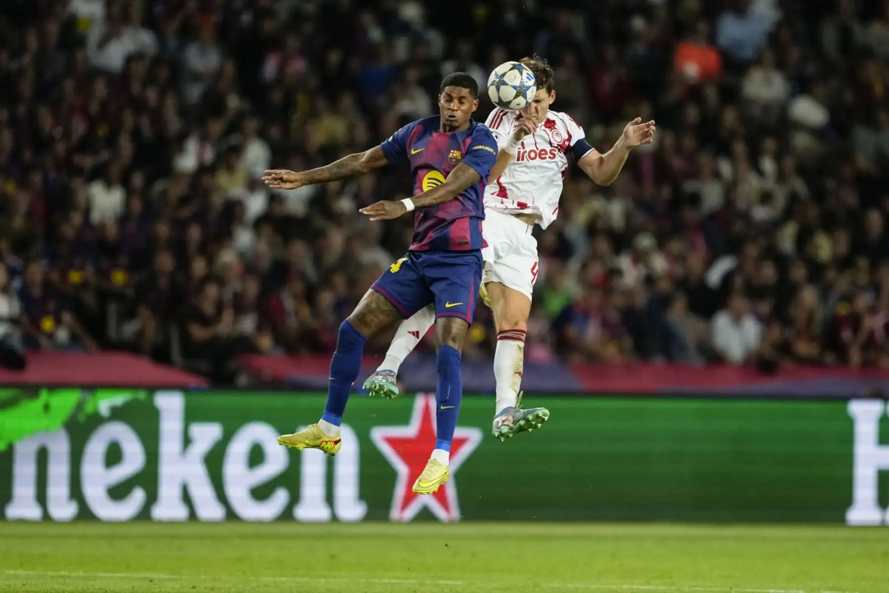 El delantero inglés del Barcelona Marcus Rashford pelea un balón con Panagiotis Retsos, del Olympiacos, durante el partido de la jornada 3 de la Liga de Campeones entre el Barcelona y el Olympiacos, este martes en el Estadio Olímpic Lluís Companys. Foto: EFE