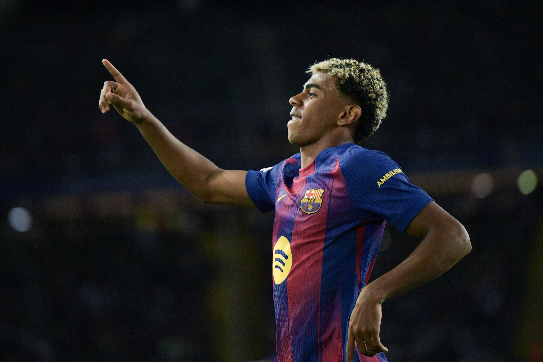 El delantero español  del Barcelona, ​​Lamine Yamal, celebra tras convertir un penalti para marcar su tercer gol durante el partido de la tercera jornada de la fase de liga de la UEFA Champions League entre el FC Barcelona y el Olympiakos FC en el Estadio Olimpic Lluis Companys en Barcelona. Foto: AFP