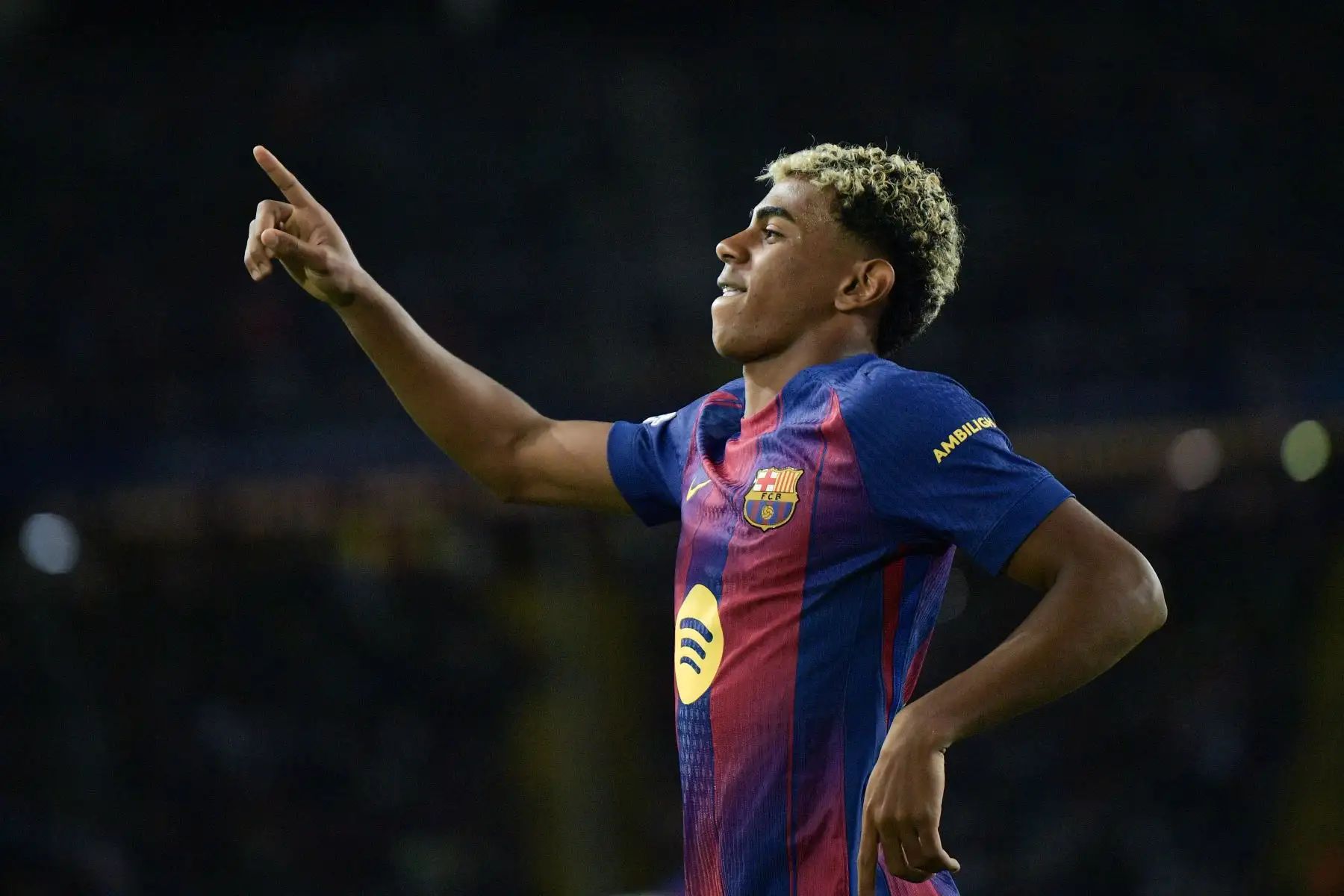 El delantero español  del Barcelona, ​​Lamine Yamal, celebra tras convertir un penalti para marcar su tercer gol durante el partido de la tercera jornada de la fase de liga de la UEFA Champions League entre el FC Barcelona y el Olympiakos FC en el Estadio Olimpic Lluis Companys en Barcelona. Foto: AFP