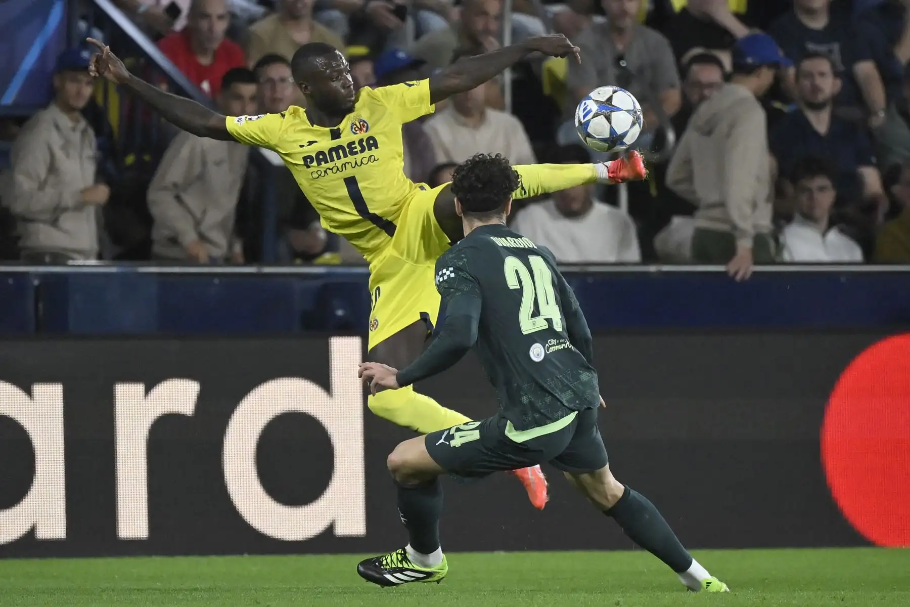 El delantero marfileño  del Villarreal, Nicolas Pepe, salta por el balón junto al defensa croata  del Manchester City, Josko Gvardiol, durante el partido de la jornada 3 de la fase de liga de la UEFA Champions League entre el Villarreal CF y el Manchester City en el Estadio La Cerámica.
Foto: AFP