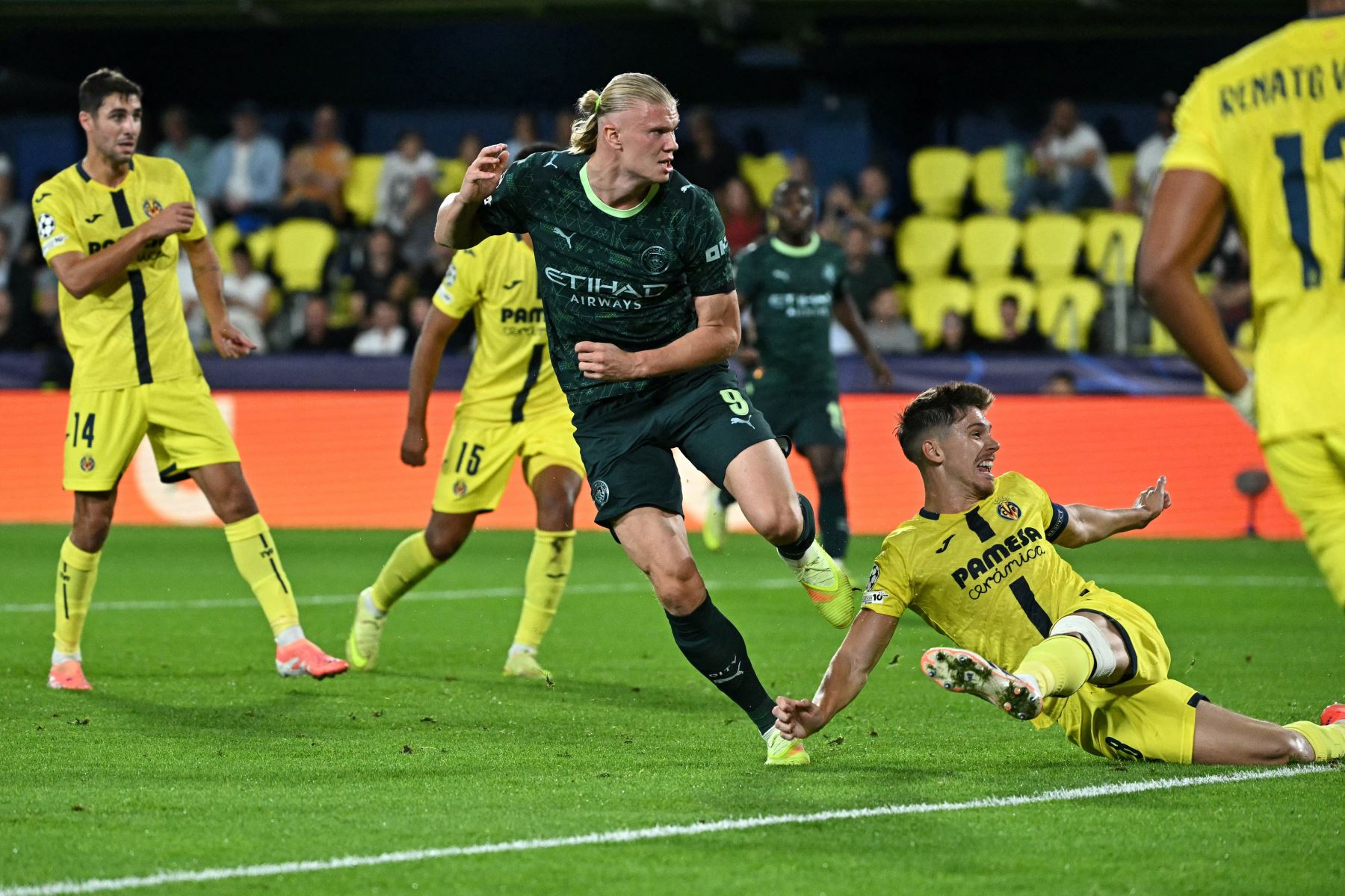 El delantero noruego del Manchester City, Erling Braut Haaland, marca el primer gol de su equipo durante el partido de fútbol de la jornada 3 de la fase de liga de la UEFA Champions League entre el Villarreal CF y el Manchester City en el Estadio La Cerámica.
Foto: AFP